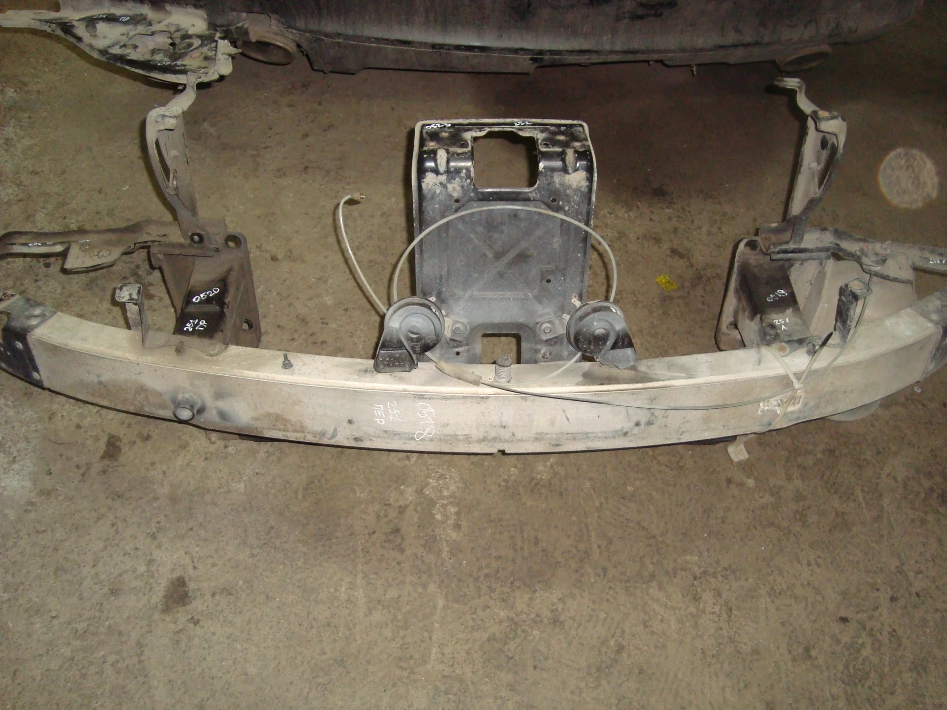 Усилитель переднего бампера Mercedes-Benz W251 113 A2516201434 - изображение 1