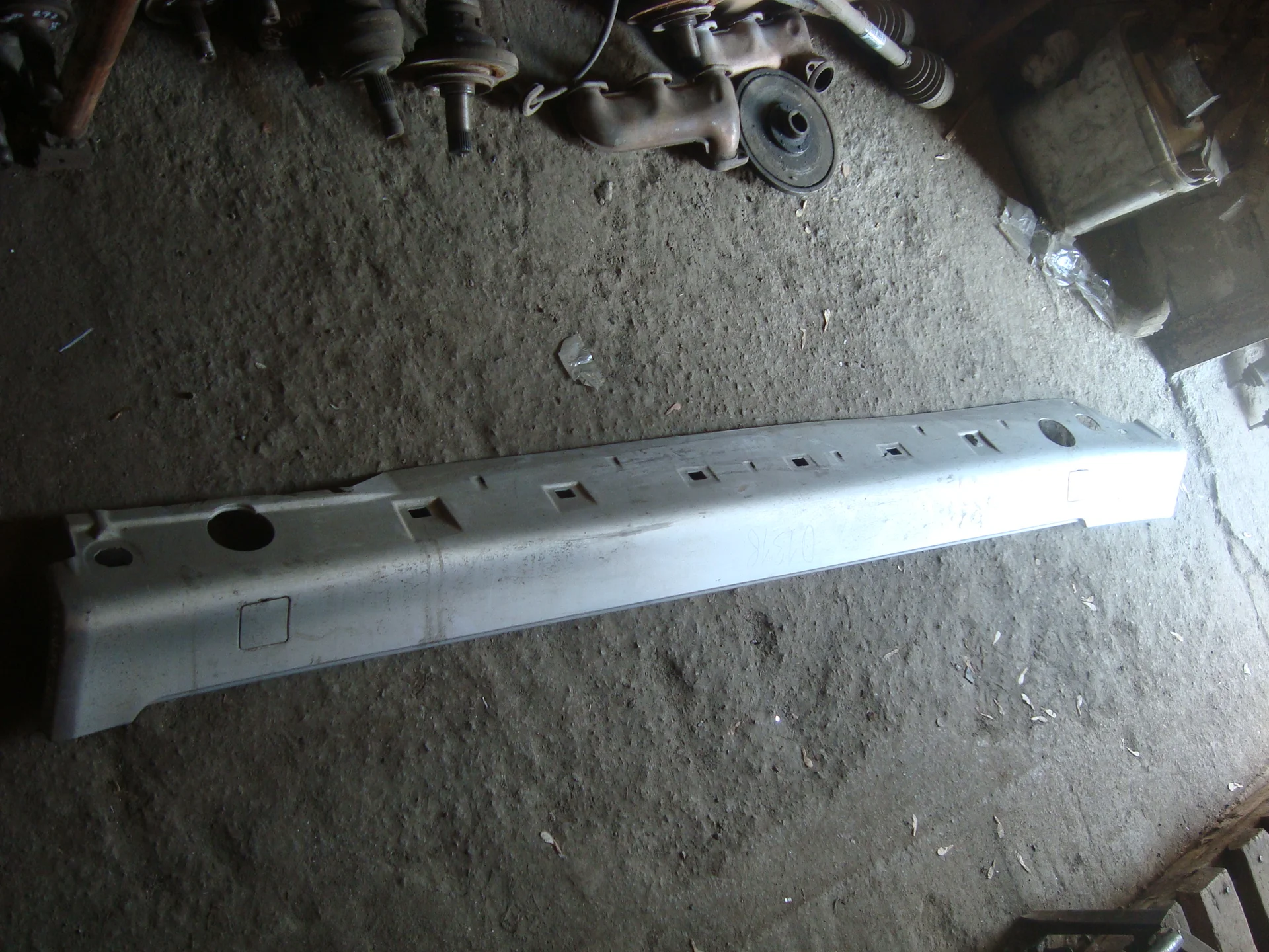 Накладка порога правая Mercedes-Benz W124 A1246901240 - изображение 1