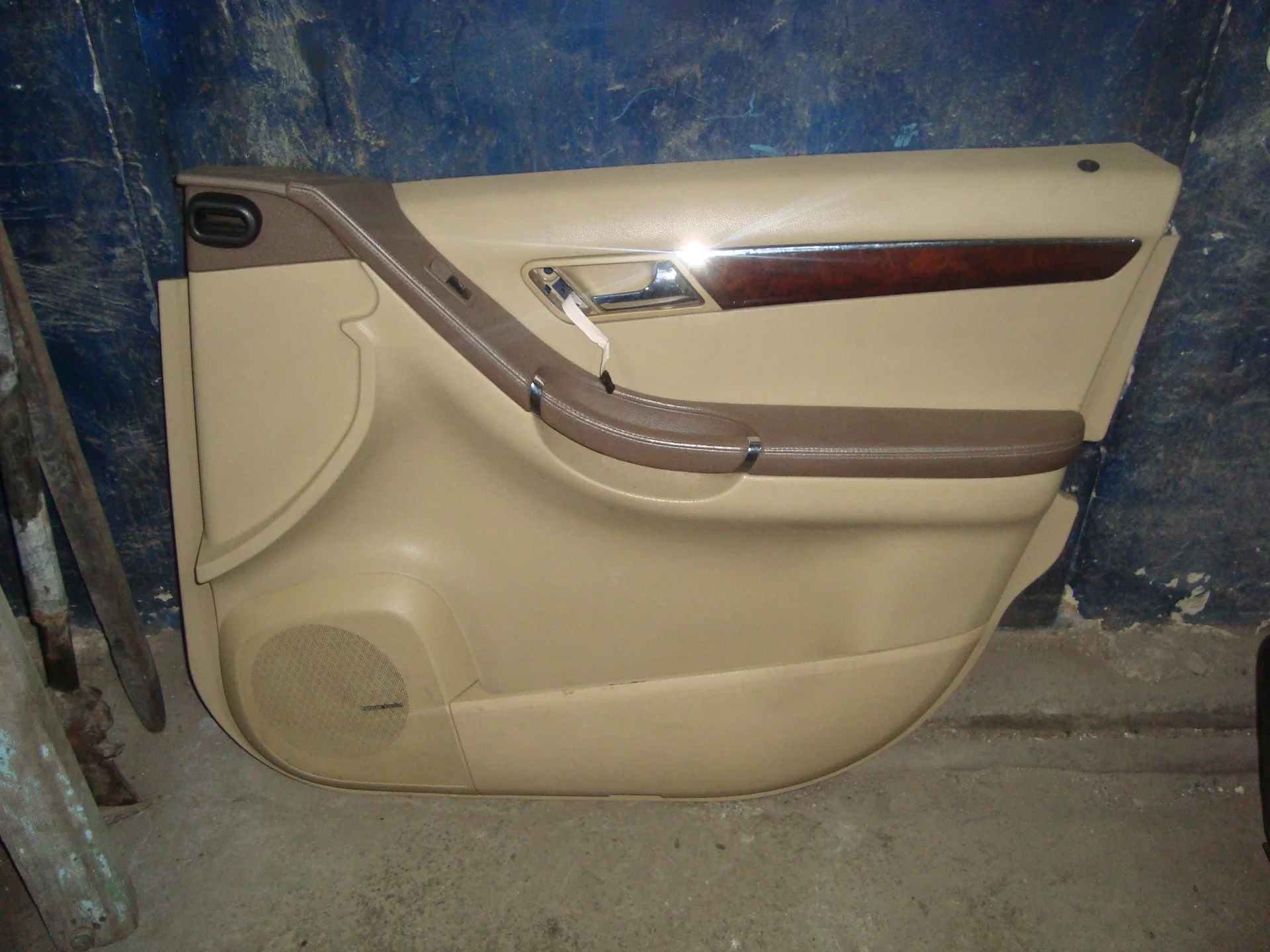 Обшивка двери передней правой Mercedes-Benz W251 113 A2517200470 - миниатюра 2