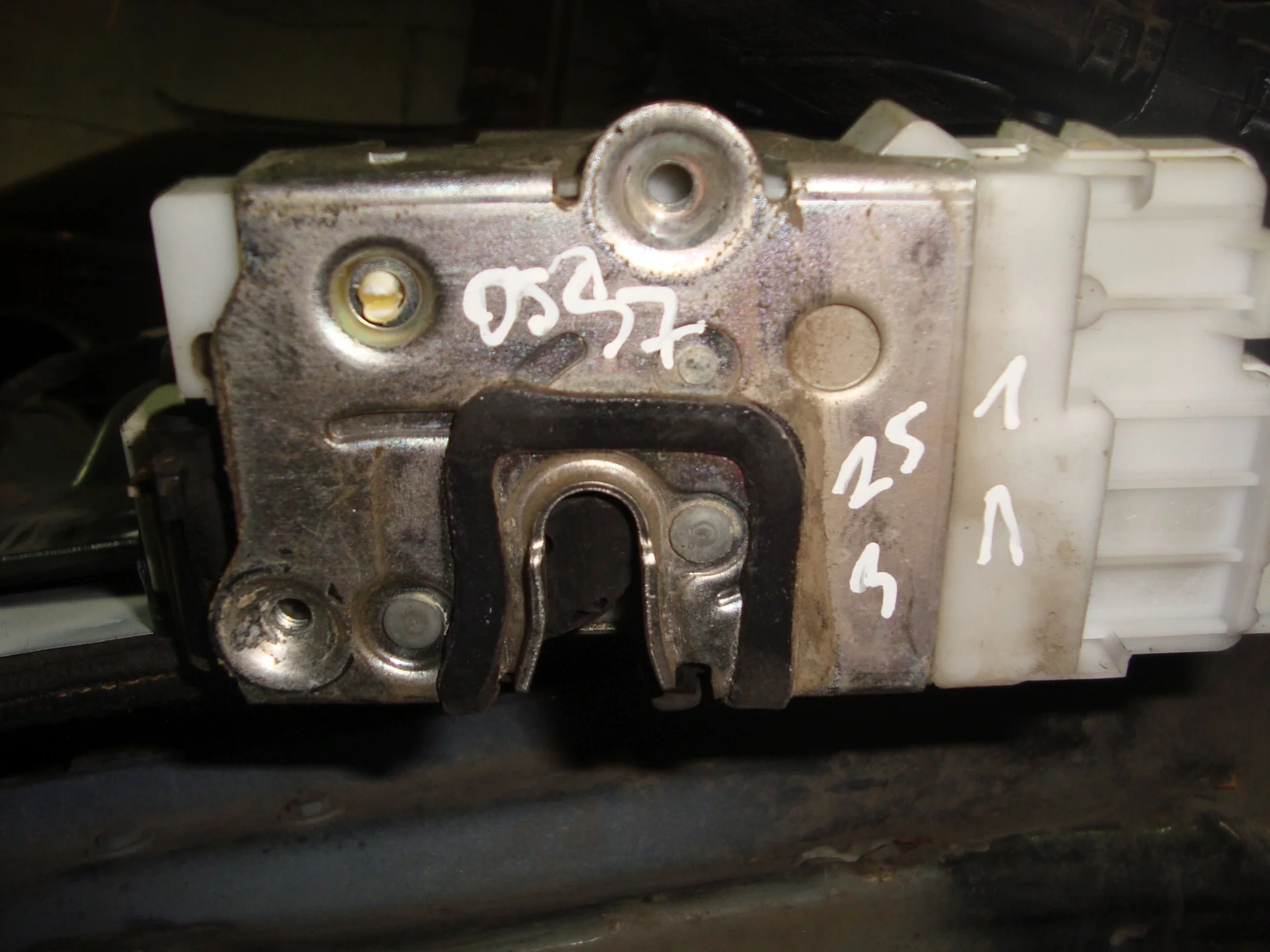 Замок двери задней левой Mercedes-Benz W251 113 A2517300335 - миниатюра 2