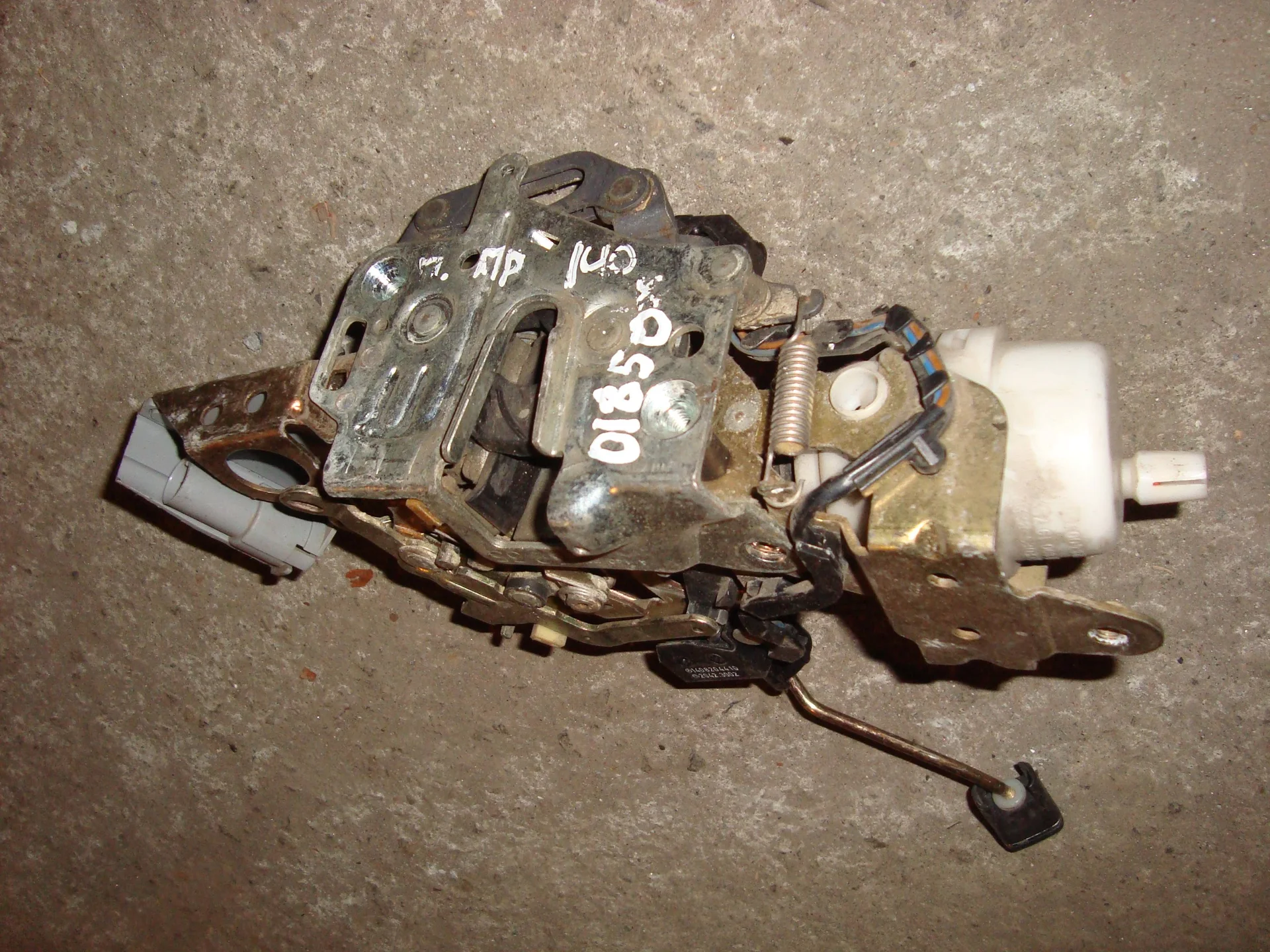 Замок двери передней правой Mercedes-Benz C140 A1407206235 - изображение 1