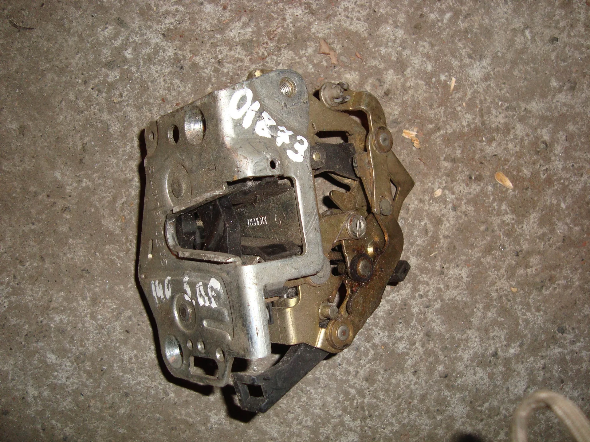 Замок двери задней правой Mercedes-Benz W140 A1407300235 - изображение 1