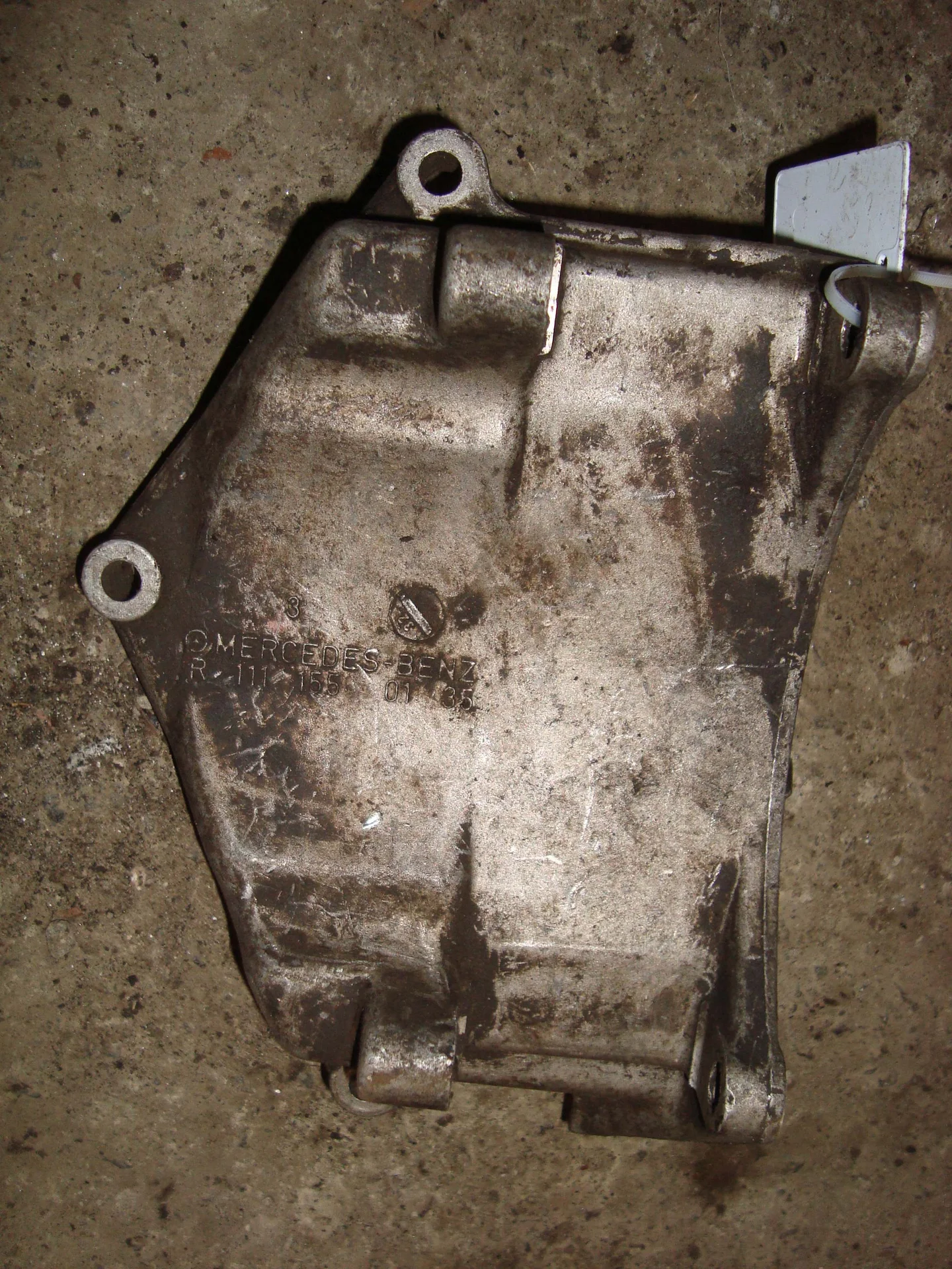 Кронштейн генератора Mercedes-Benz W202 111 A1111550135 - изображение 1