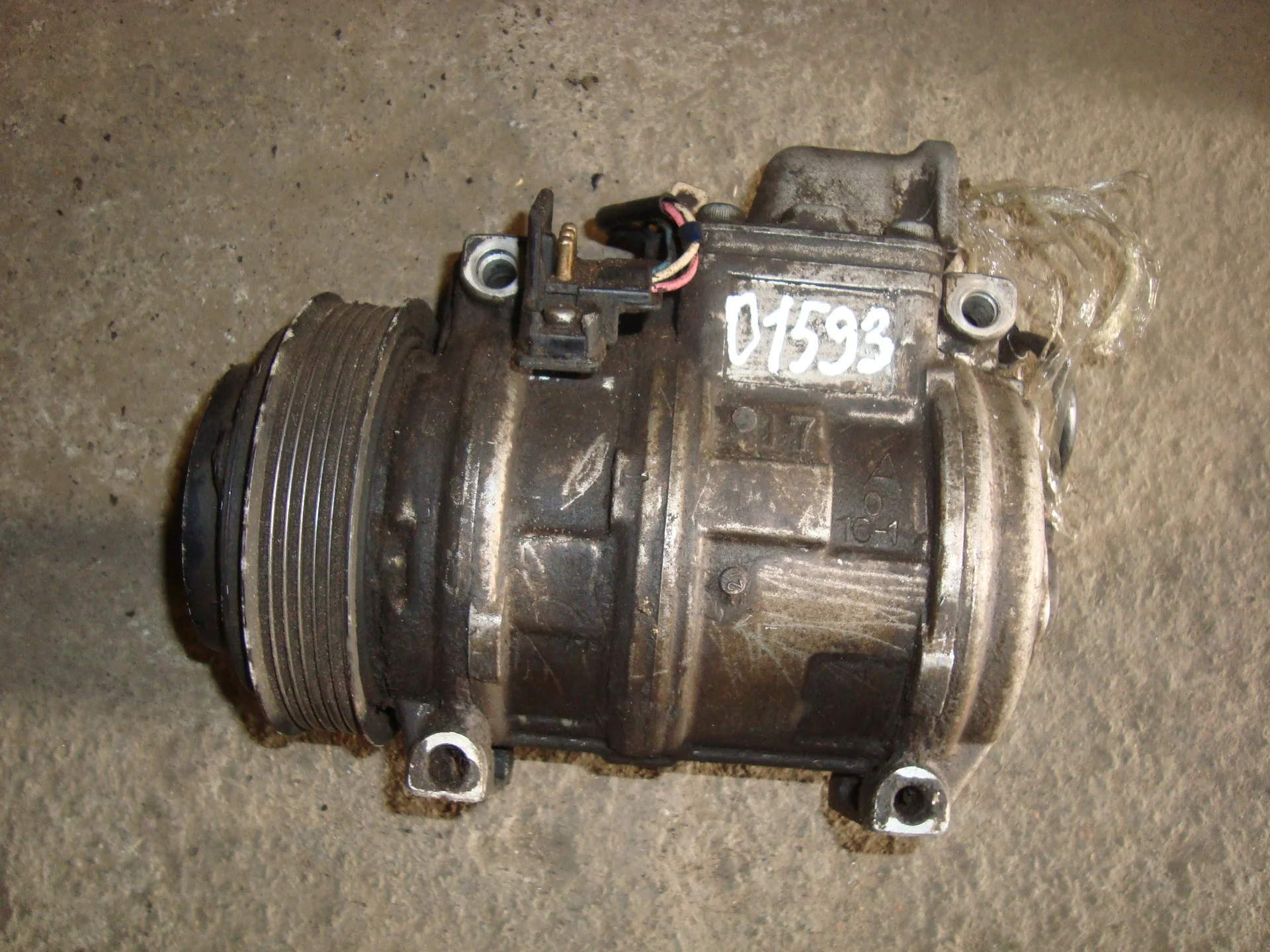 Компрессор кондиционера Mercedes-Benz W124 111 A0002340211 - изображение 1