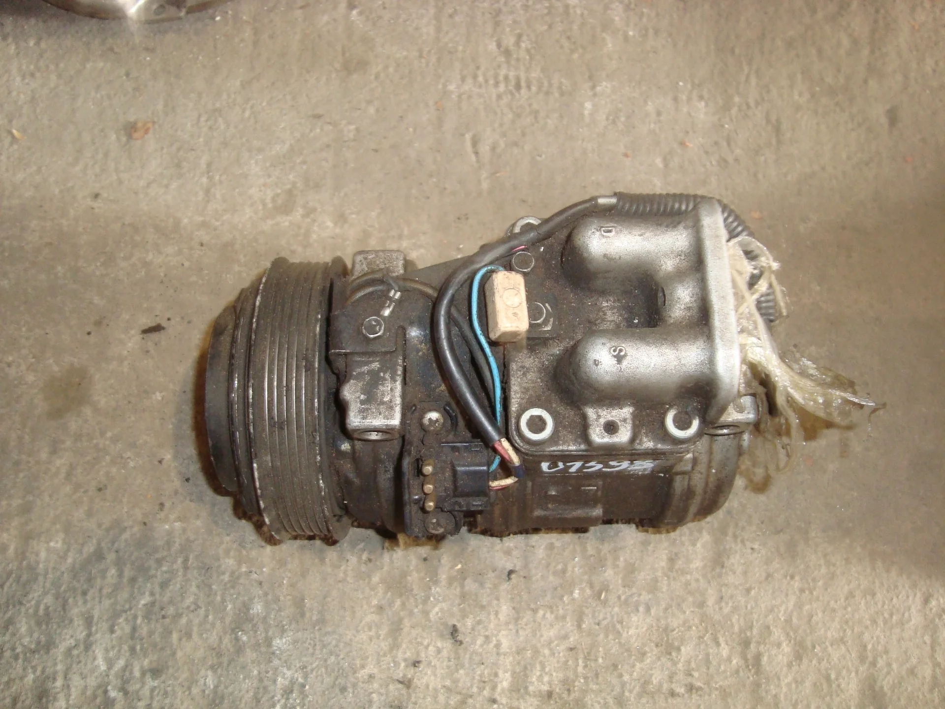 Компрессор кондиционера Mercedes-Benz W124 111 A0002340211 - миниатюра 2