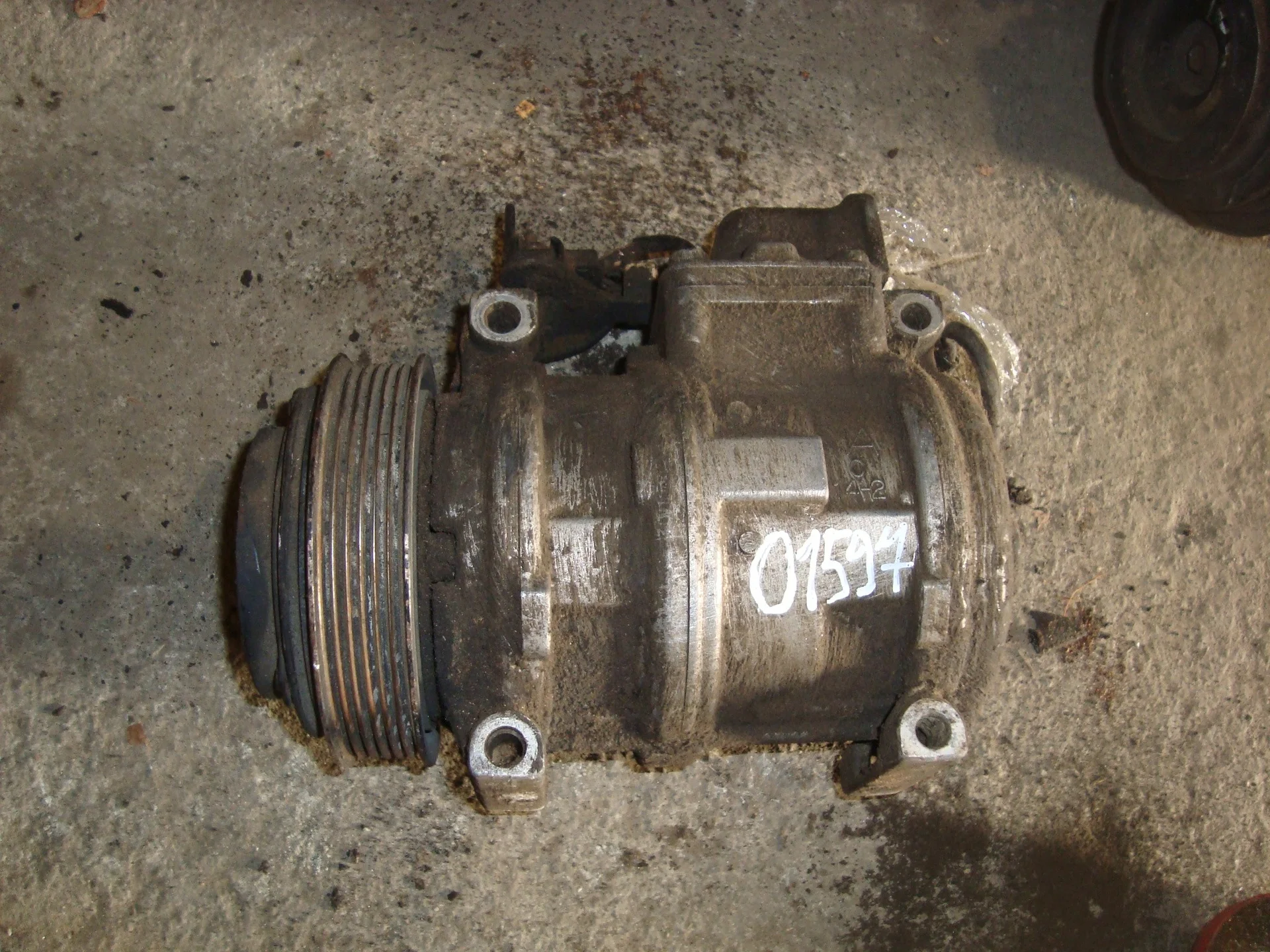 Компрессор кондиционера Mercedes-Benz W124 A0002340111 - изображение 1