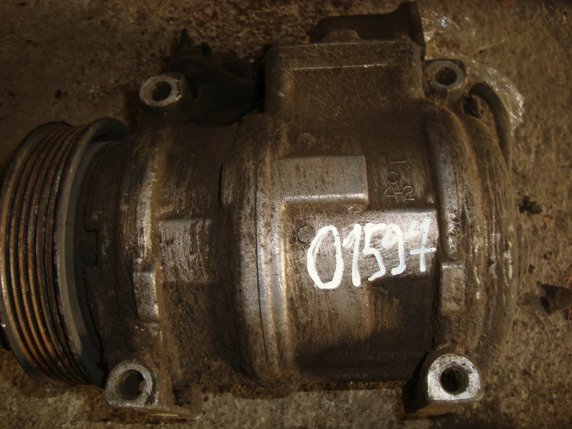 Компрессор кондиционера Mercedes-Benz W124 A0002340111 - миниатюра 2