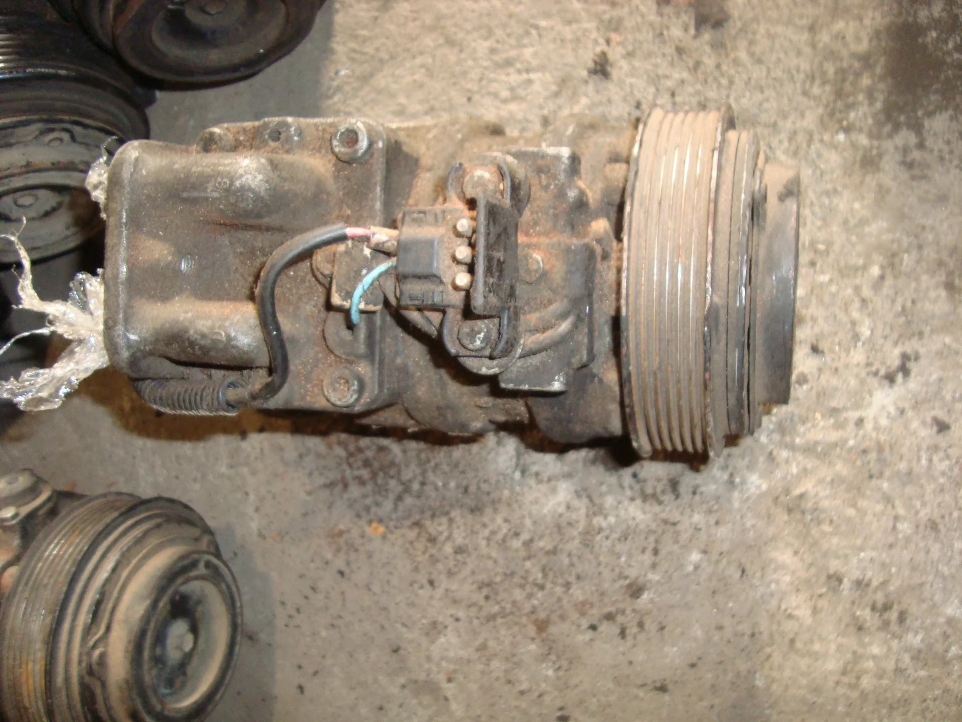 Компрессор кондиционера Mercedes-Benz W124 A0002340111 - миниатюра 3