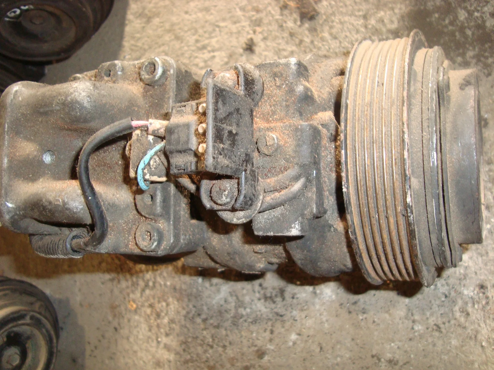 Компрессор кондиционера Mercedes-Benz W124 A0002340111 - миниатюра 4