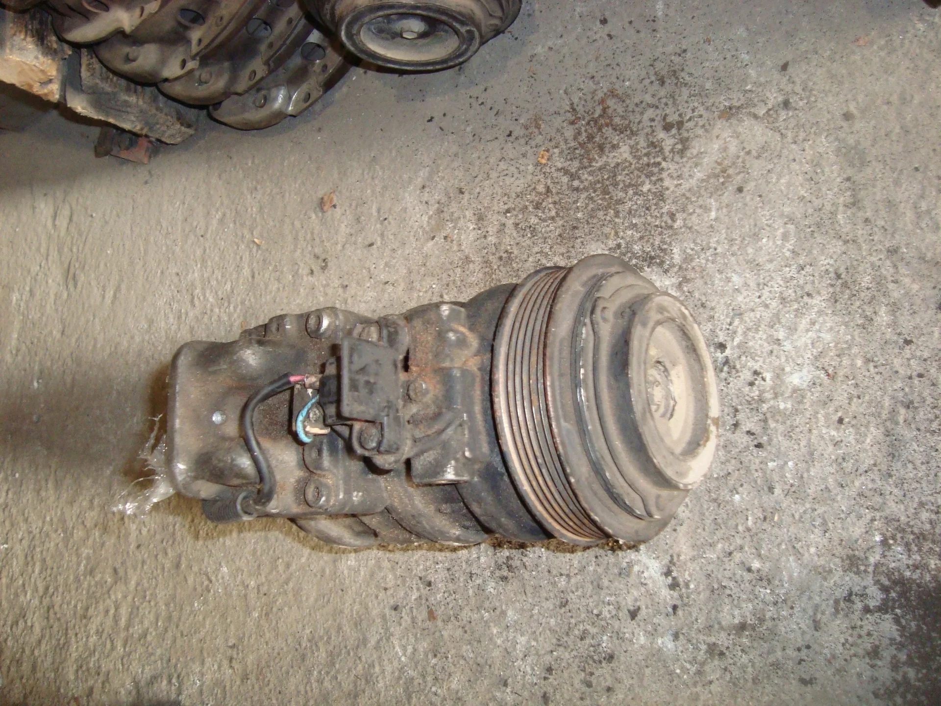 Компрессор кондиционера Mercedes-Benz W124 A0002340111 - миниатюра 5