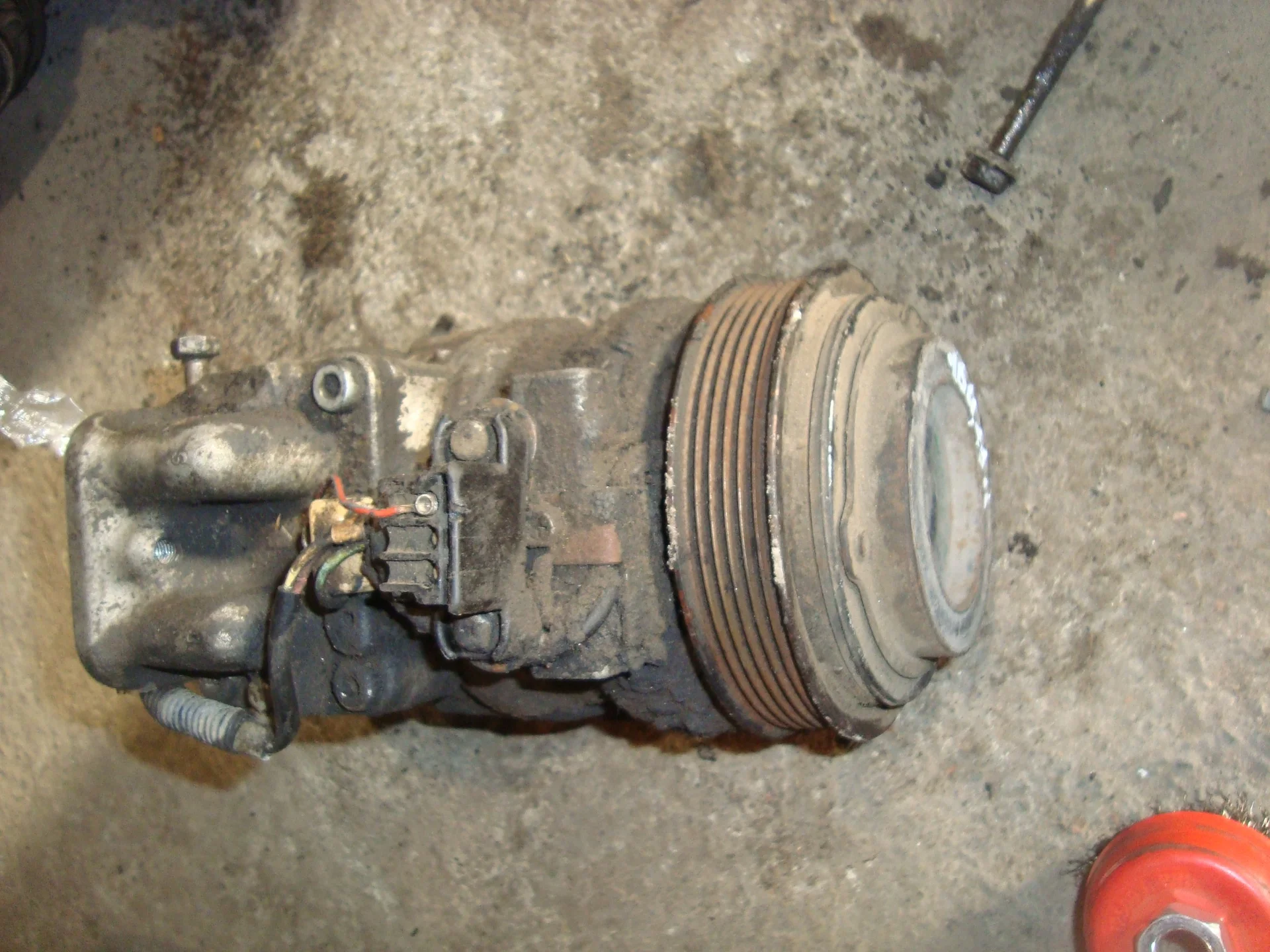Компрессор кондиционера Mercedes-Benz W124 104 A0002340111 - миниатюра 2
