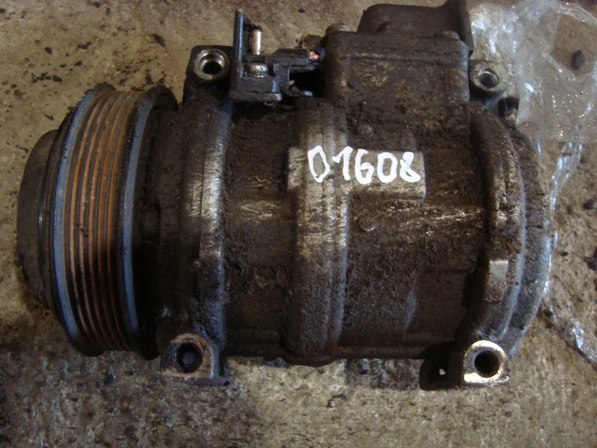 Компрессор кондиционера Mercedes-Benz W124 A0002340211 - изображение 1