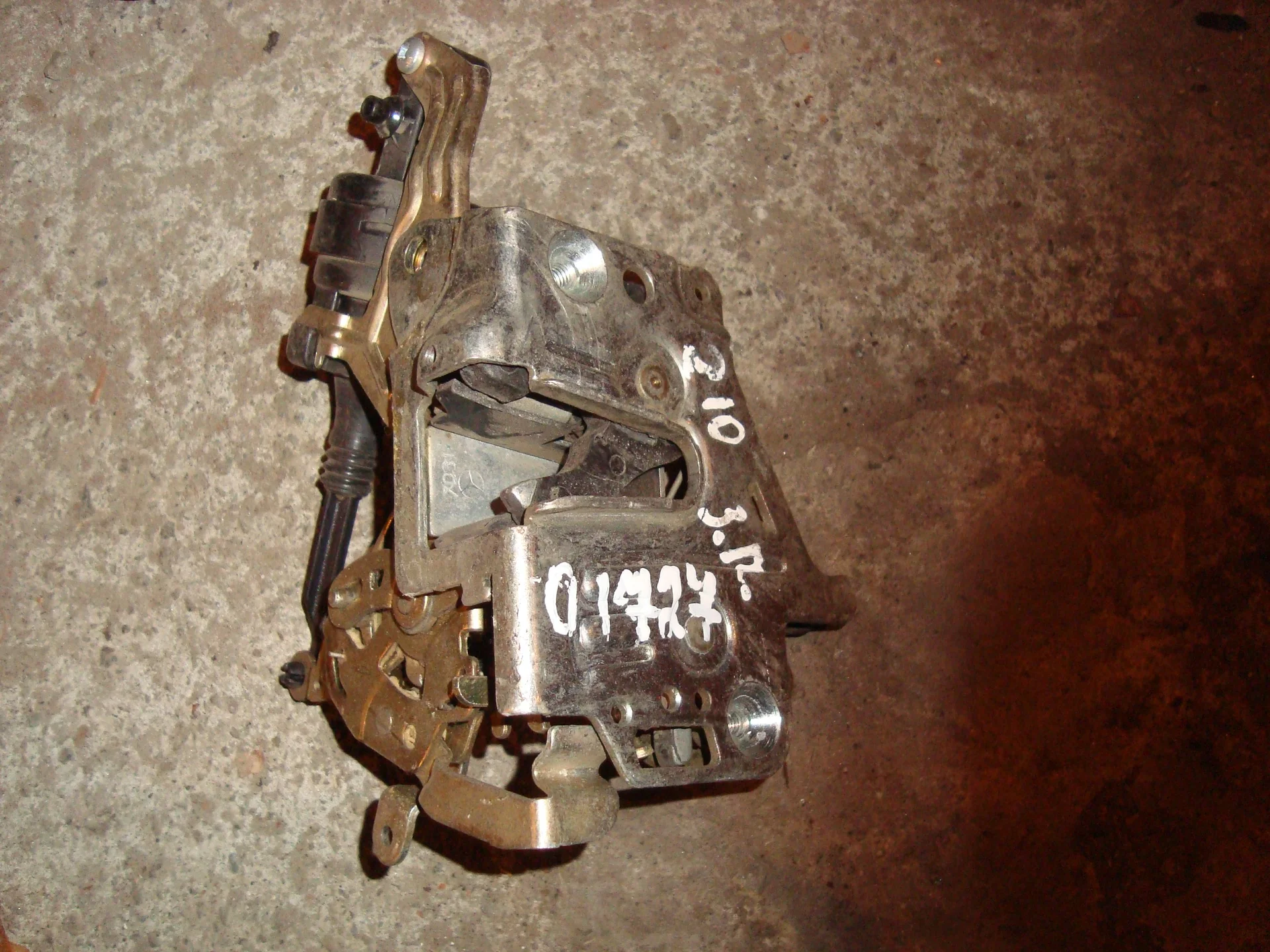 Замок двери задней левой Mercedes-Benz W210 A2027300535 - изображение 1