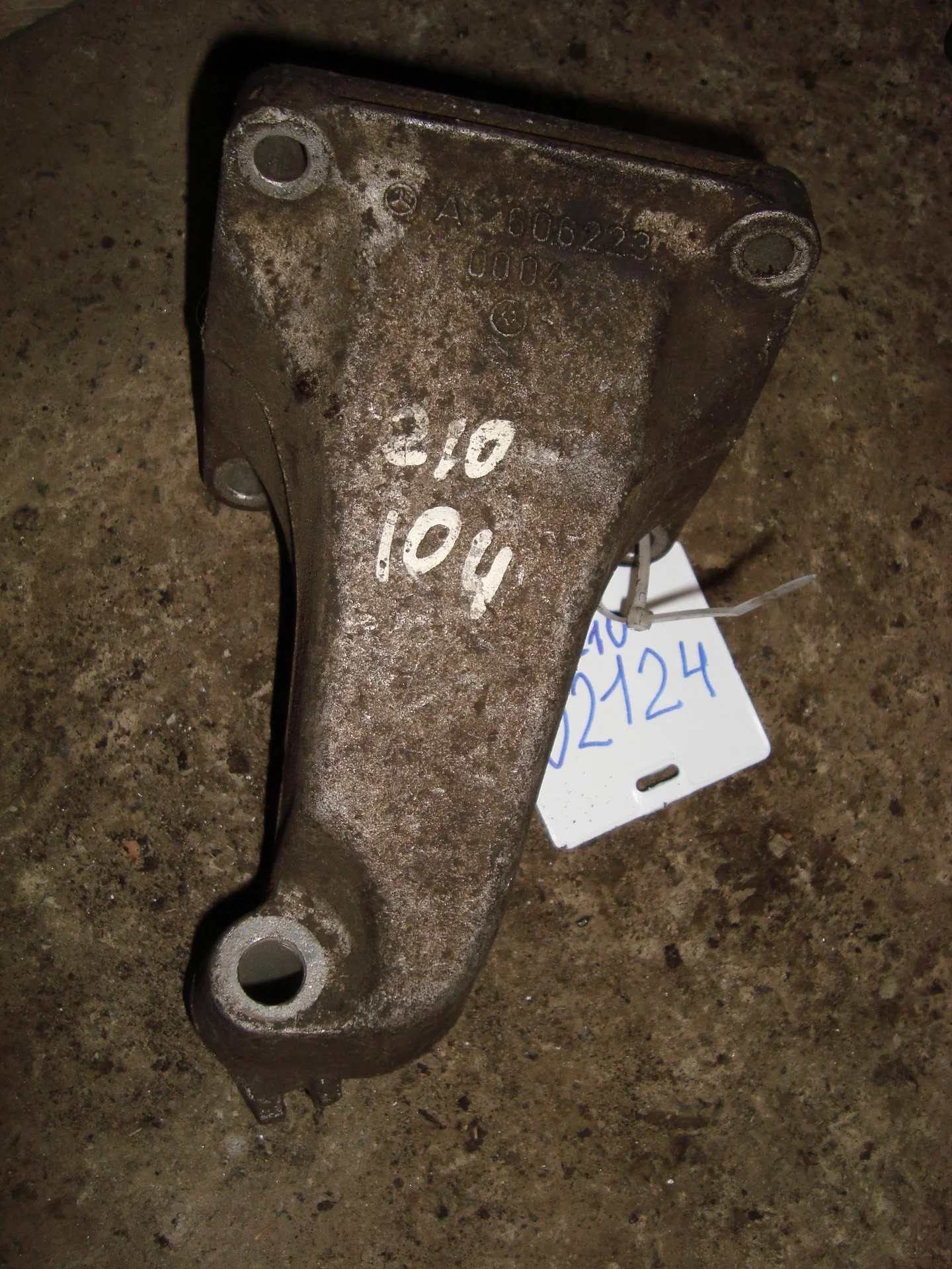 Кронштейн двигателя Mercedes-Benz W210 104 A6062230004 - миниатюра 2