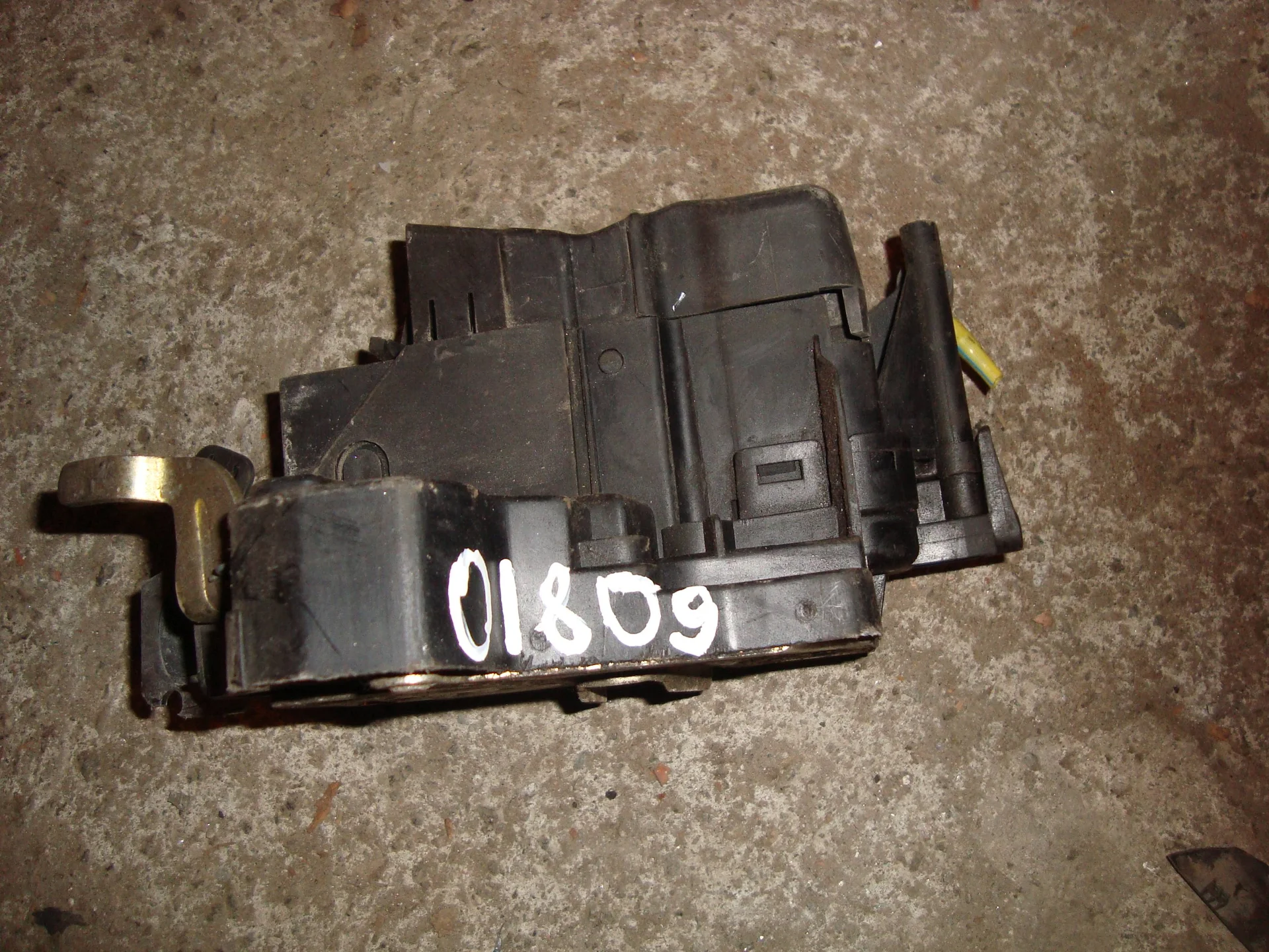 Замок двери передней правой Mercedes-Benz C208 A2087200435 - изображение 1