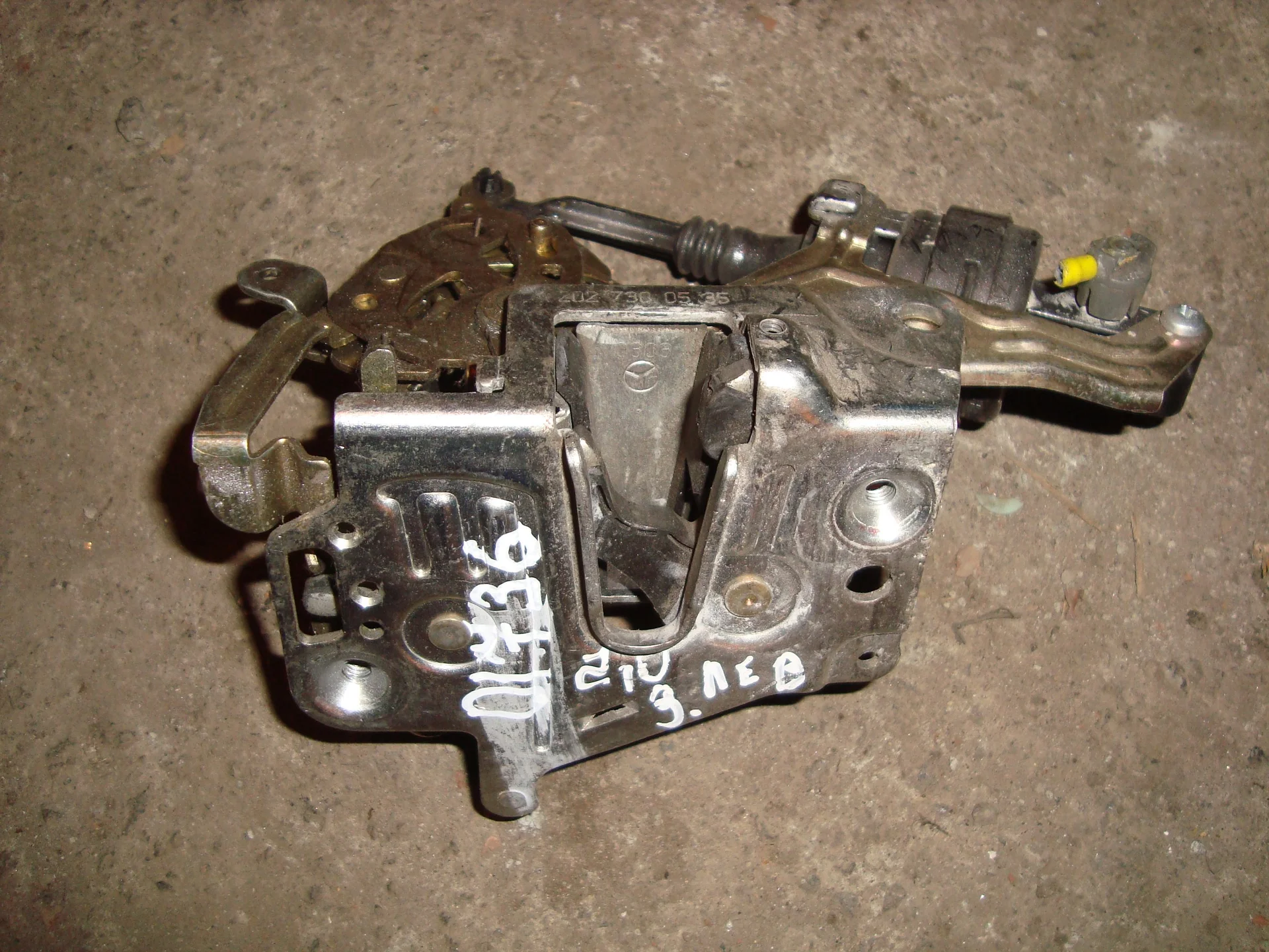 Замок двери задней левой Mercedes-Benz W202 A2027300535 - изображение 1