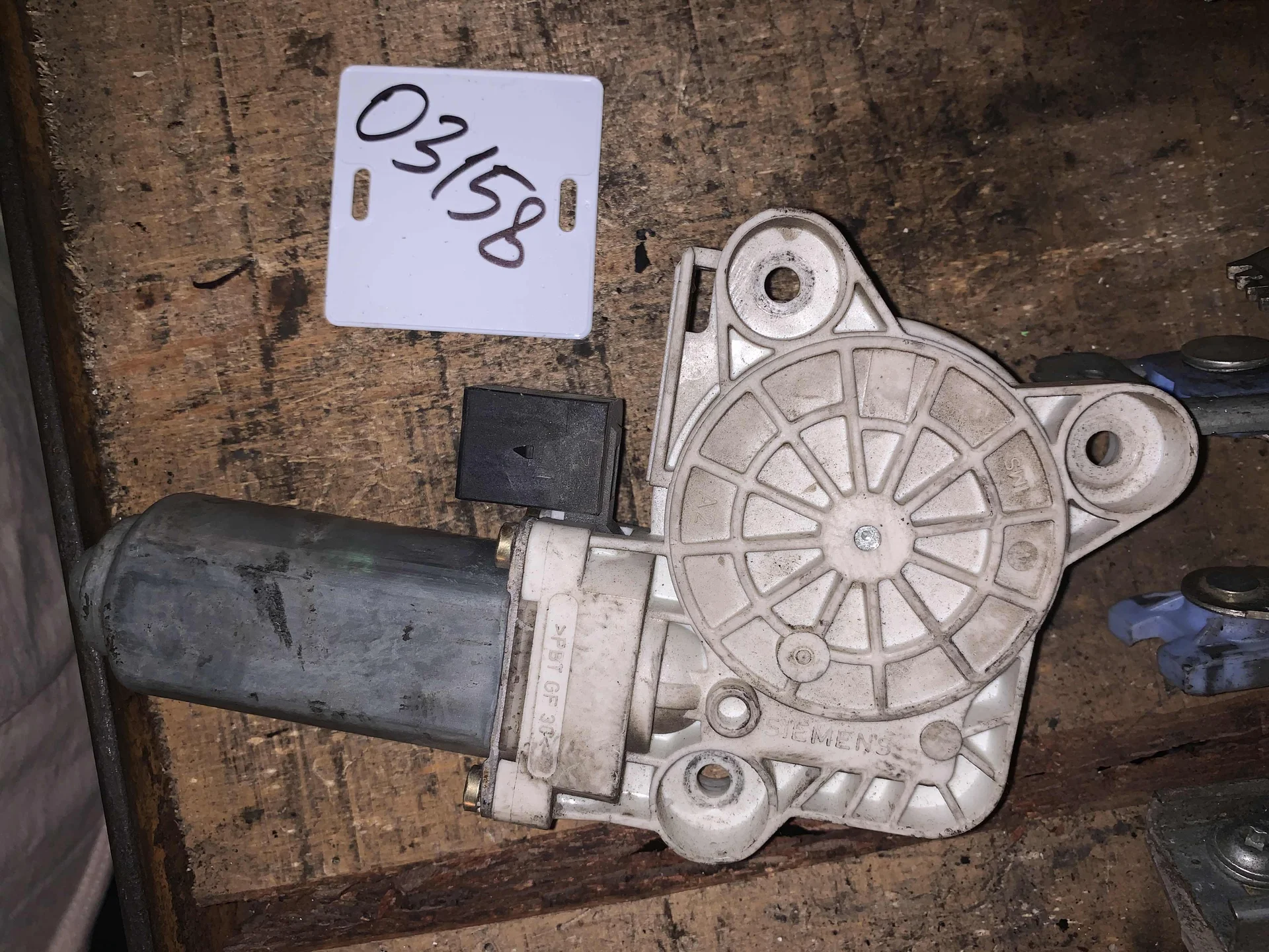 Моторчик заднего правого стеклоподъемника Mercedes-Benz W211  A2118202442 - миниатюра 2