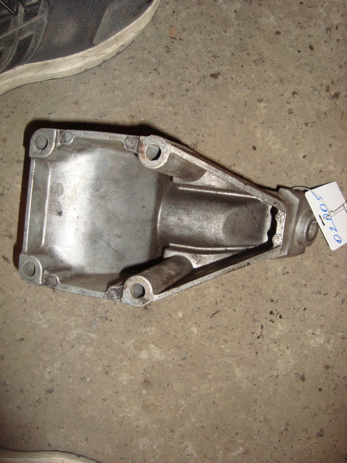 Кронштейн двигателя левый Mercedes-Benz W163 612 A6122230204 - миниатюра 2