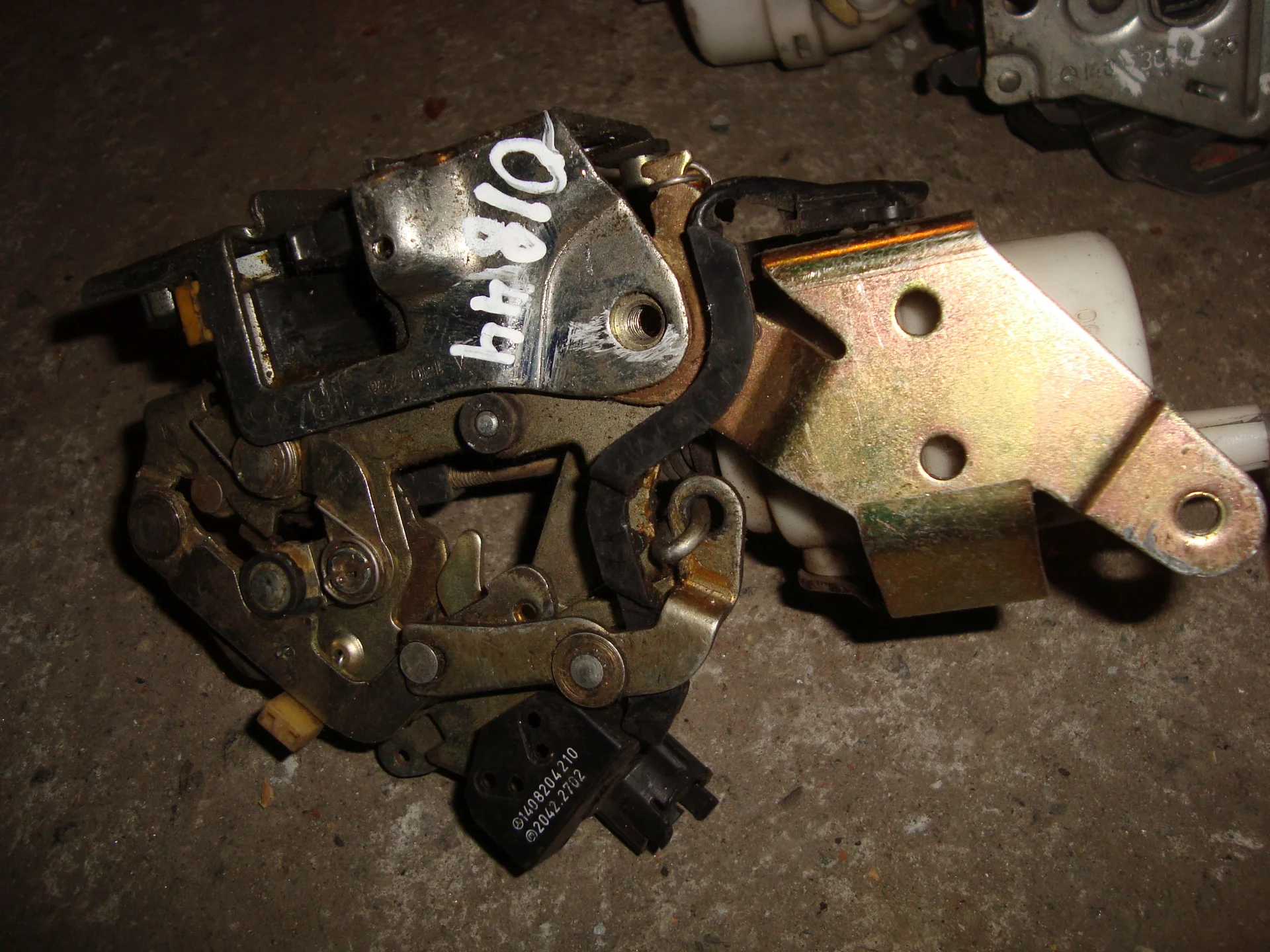 Замок двери задней правой Mercedes-Benz W140 A1407301835 - миниатюра 2