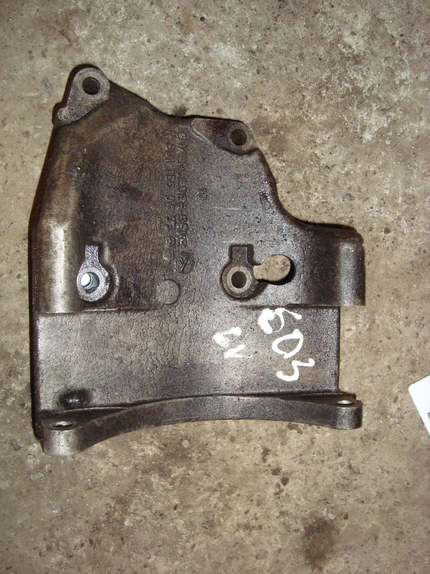 Кронштейн генератора Mercedes-Benz W463 603 A6011550435 - изображение 1