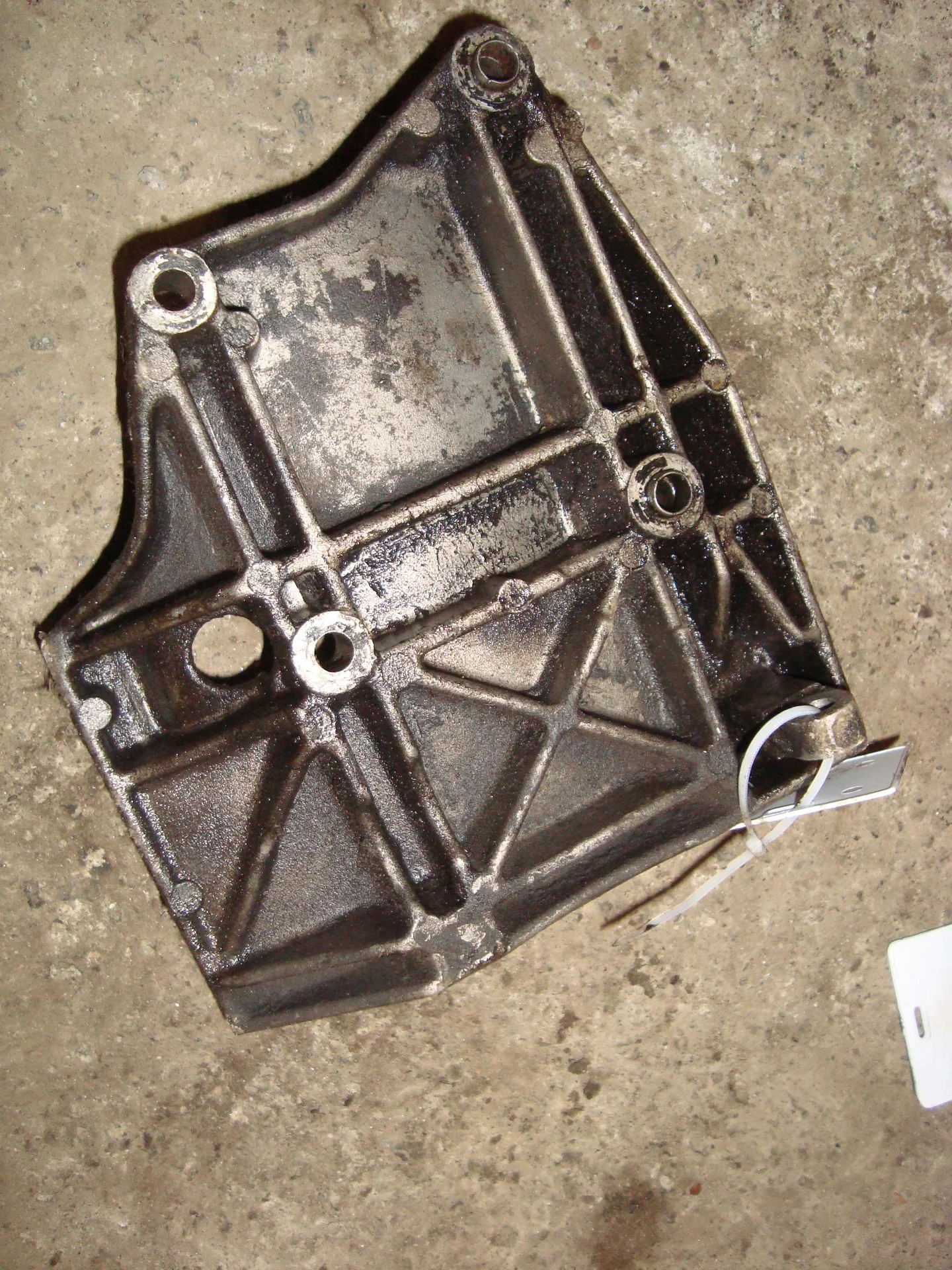 Кронштейн генератора Mercedes-Benz W463 603 A6011550435 - миниатюра 2