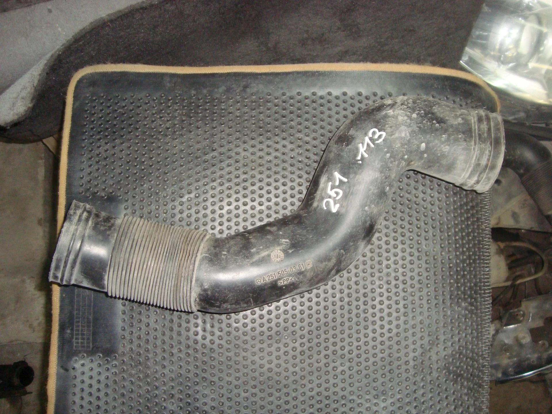 Воздухозаборник двигателя Mercedes-Benz W251 113 A2515050361 - миниатюра 2