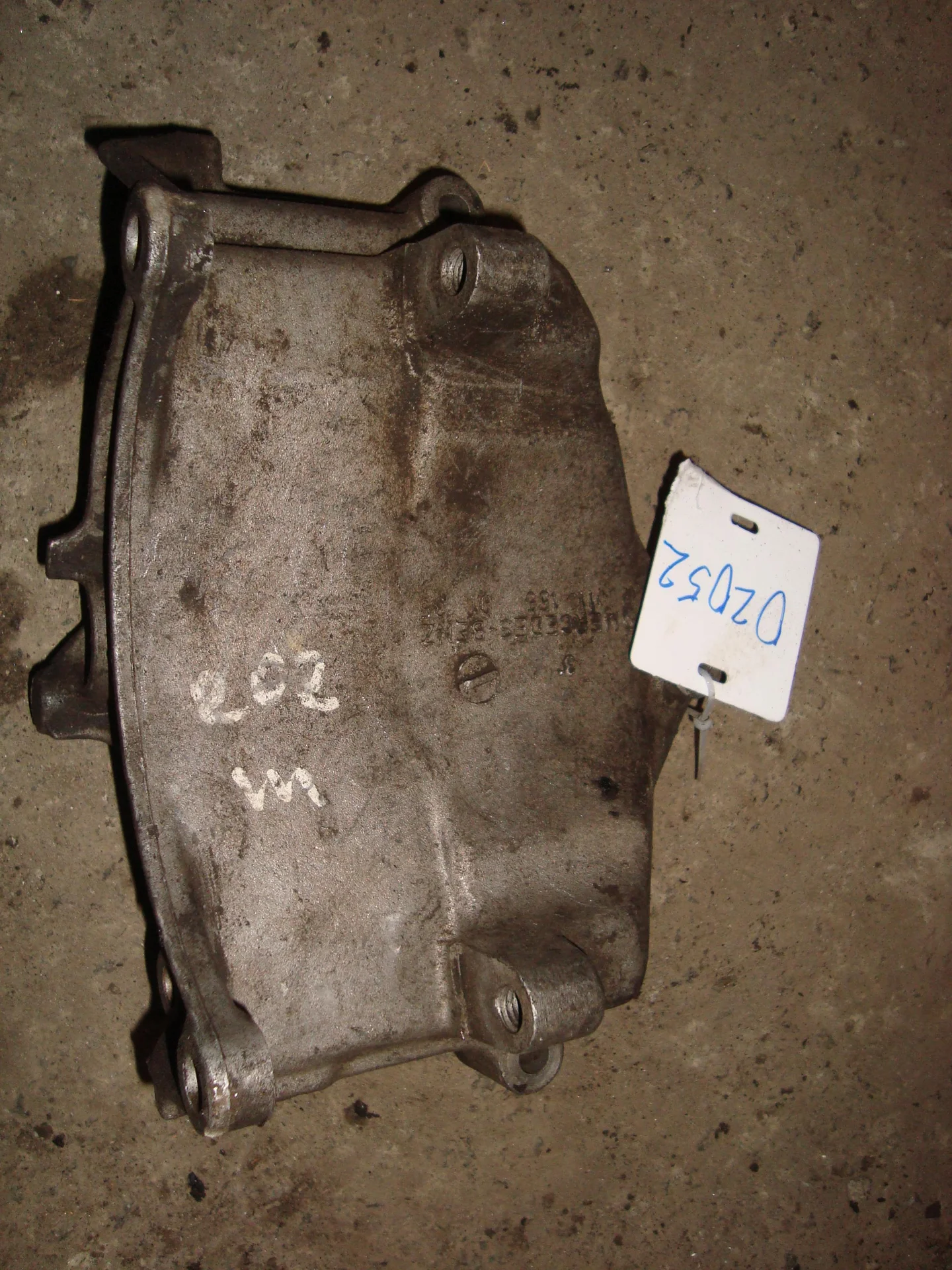 Кронштейн генератора Mercedes-Benz W202 111 A1111550135 - изображение 1
