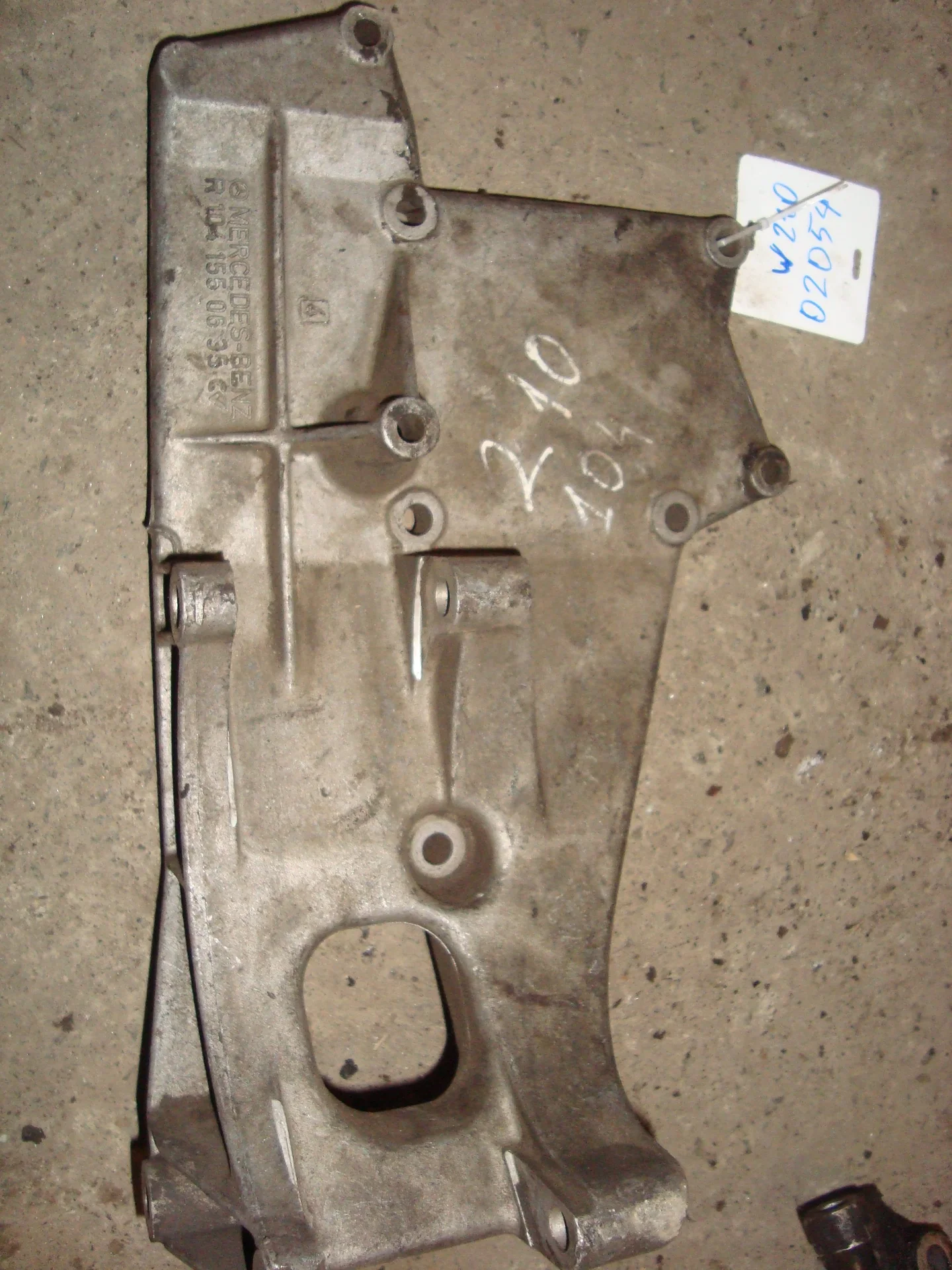 Кронштейн генератора Mercedes-Benz W210 104 A1041550635 - миниатюра 2