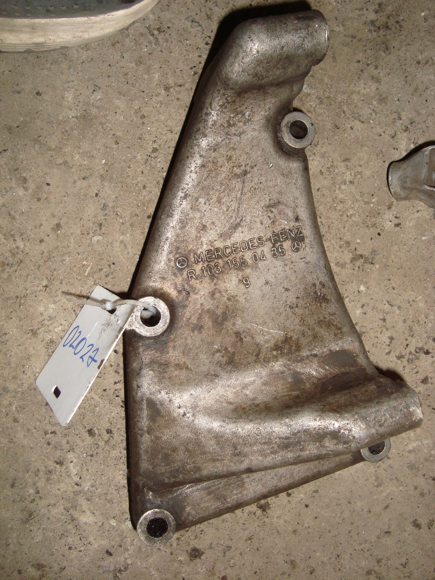 Кронштейн генератора Mercedes-Benz W463  A1031550435 - миниатюра 2