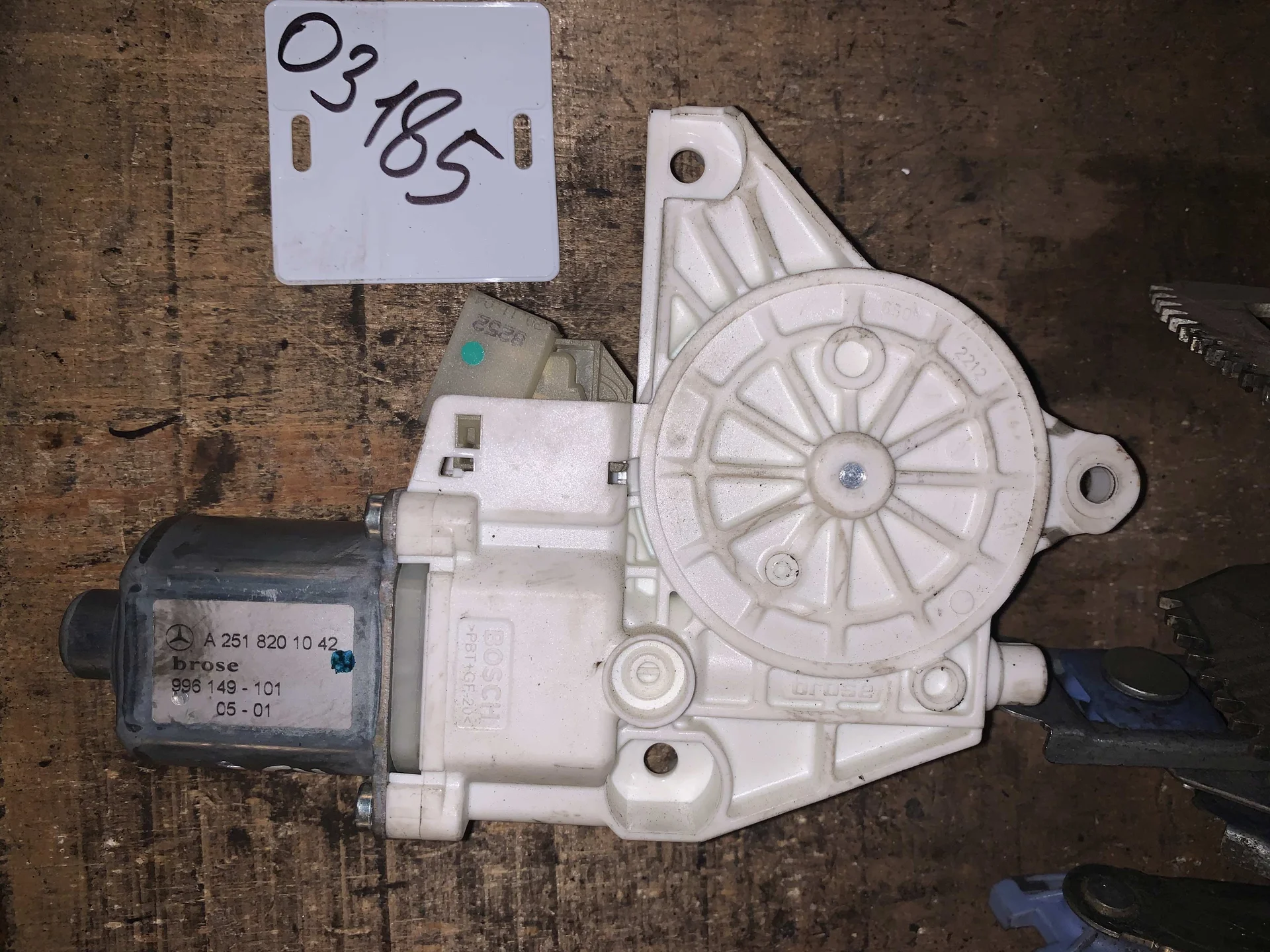 Моторчик переднего правого стеклоподъемника Mercedes-Benz W164 A2518201042 - изображение 1