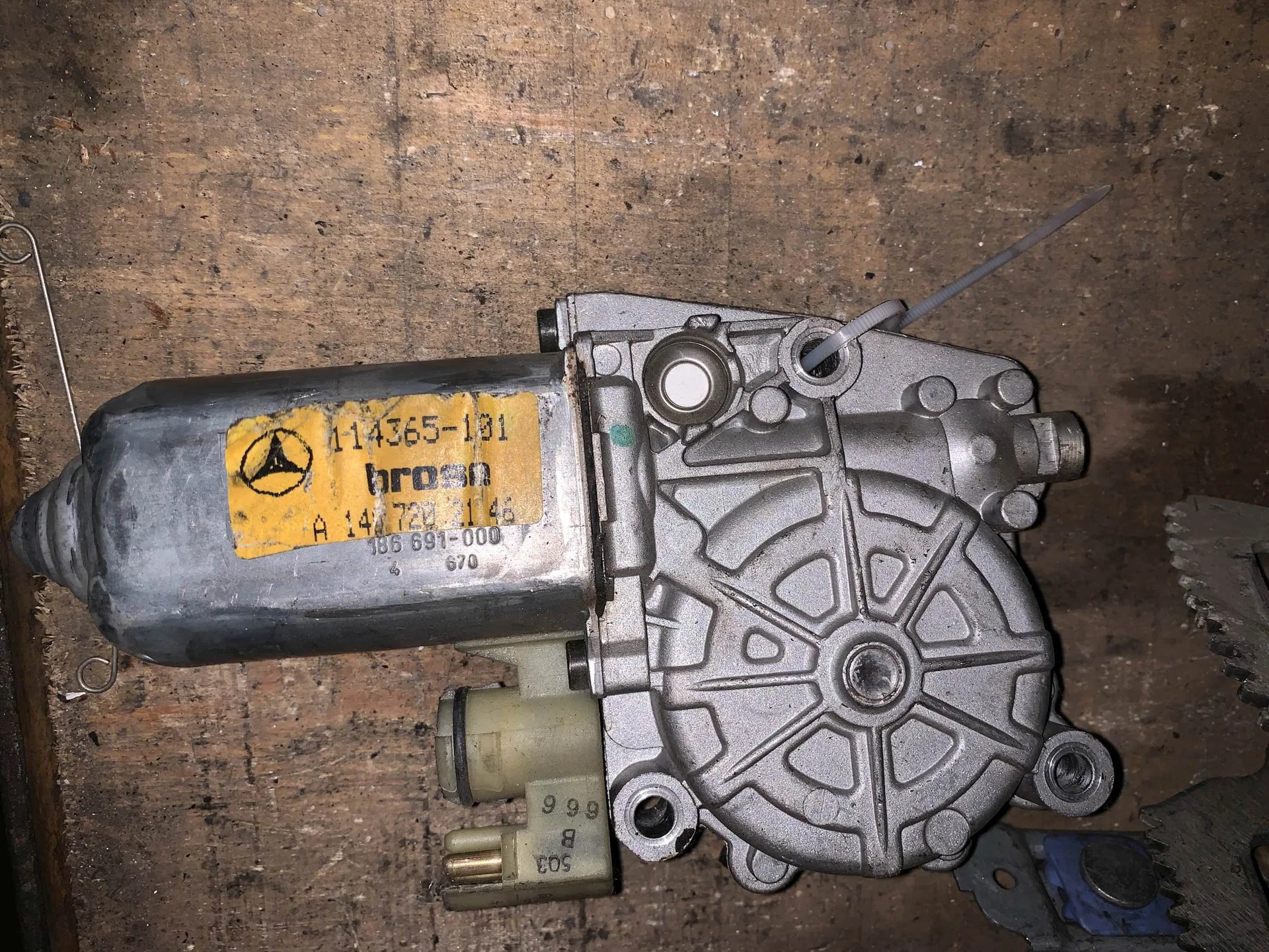 Моторчик переднего левого стеклоподъемника Mercedes-Benz W140 A1407202146 - миниатюра 2