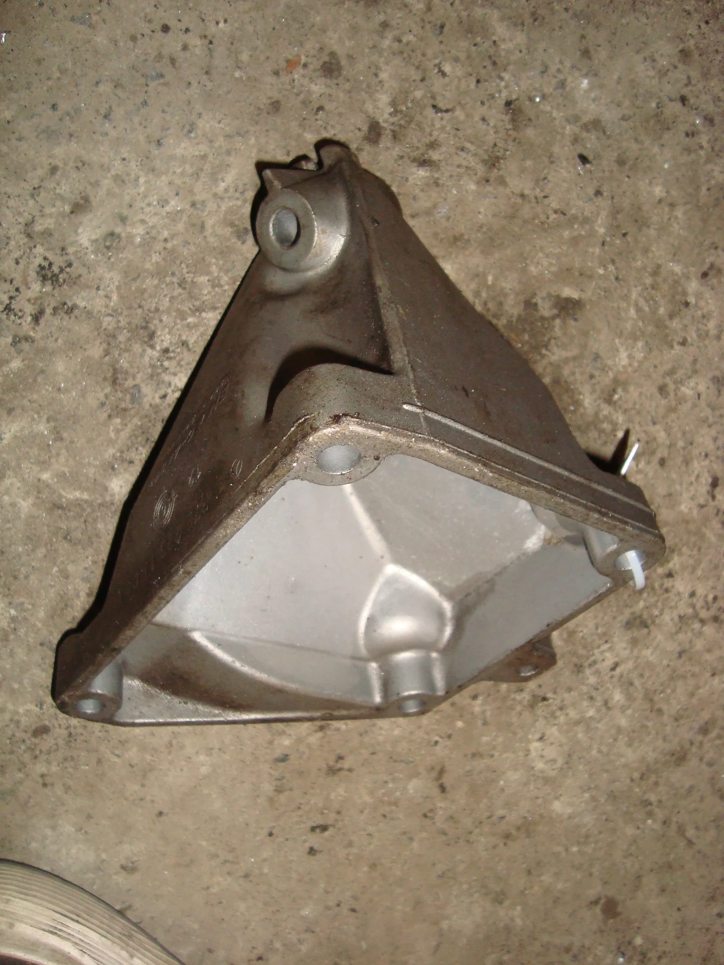 Кронштейн двигателя Mercedes-Benz W211 273 A2722231604 - миниатюра 2