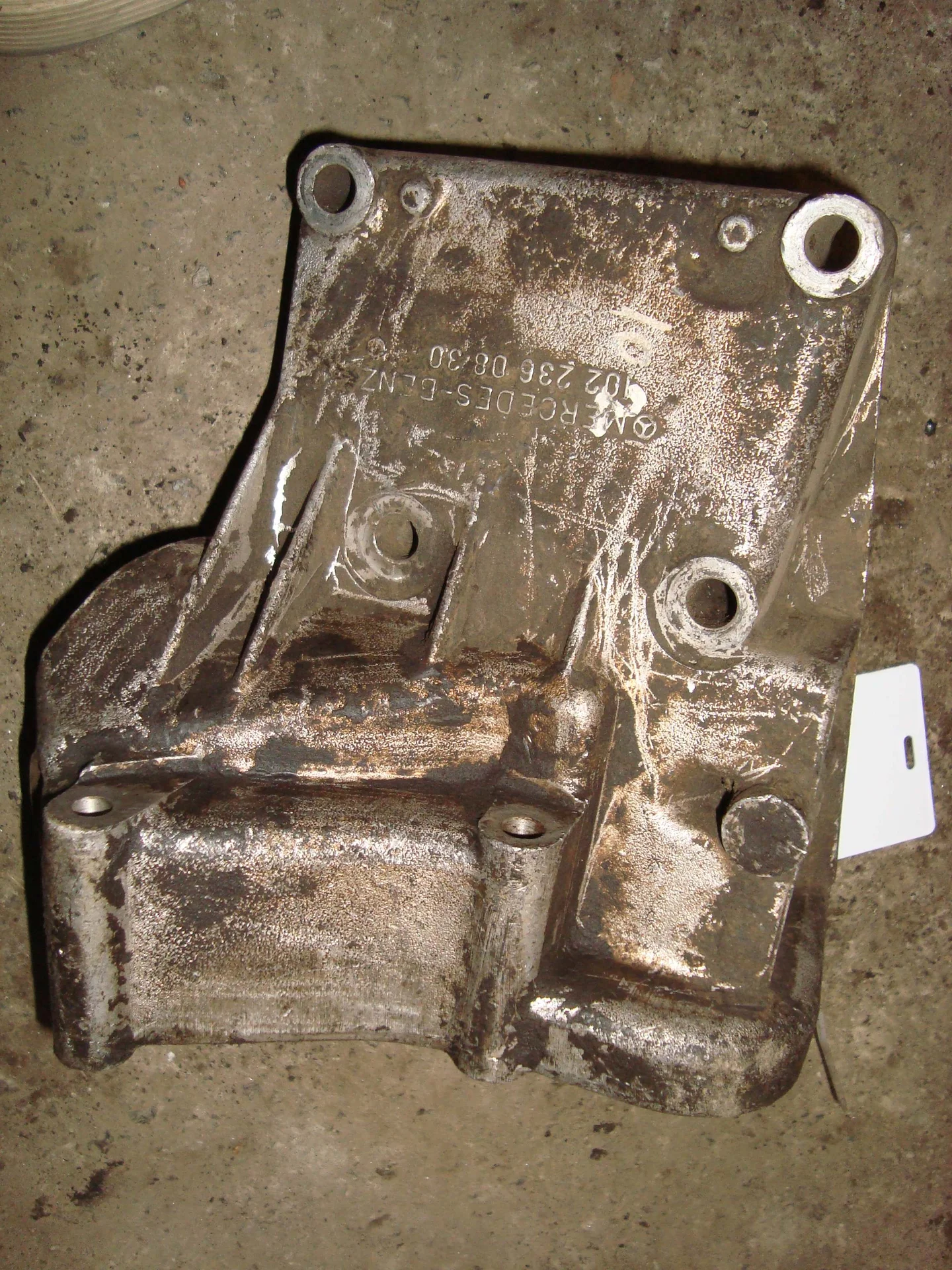 Кронштейн насоса гидроусилителя Mercedes-Benz W124 102 A1022360830 - миниатюра 2