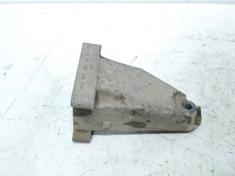Кронштейн двигателя правый Mercedes-Benz W204 271 A2712231804 - изображение 1