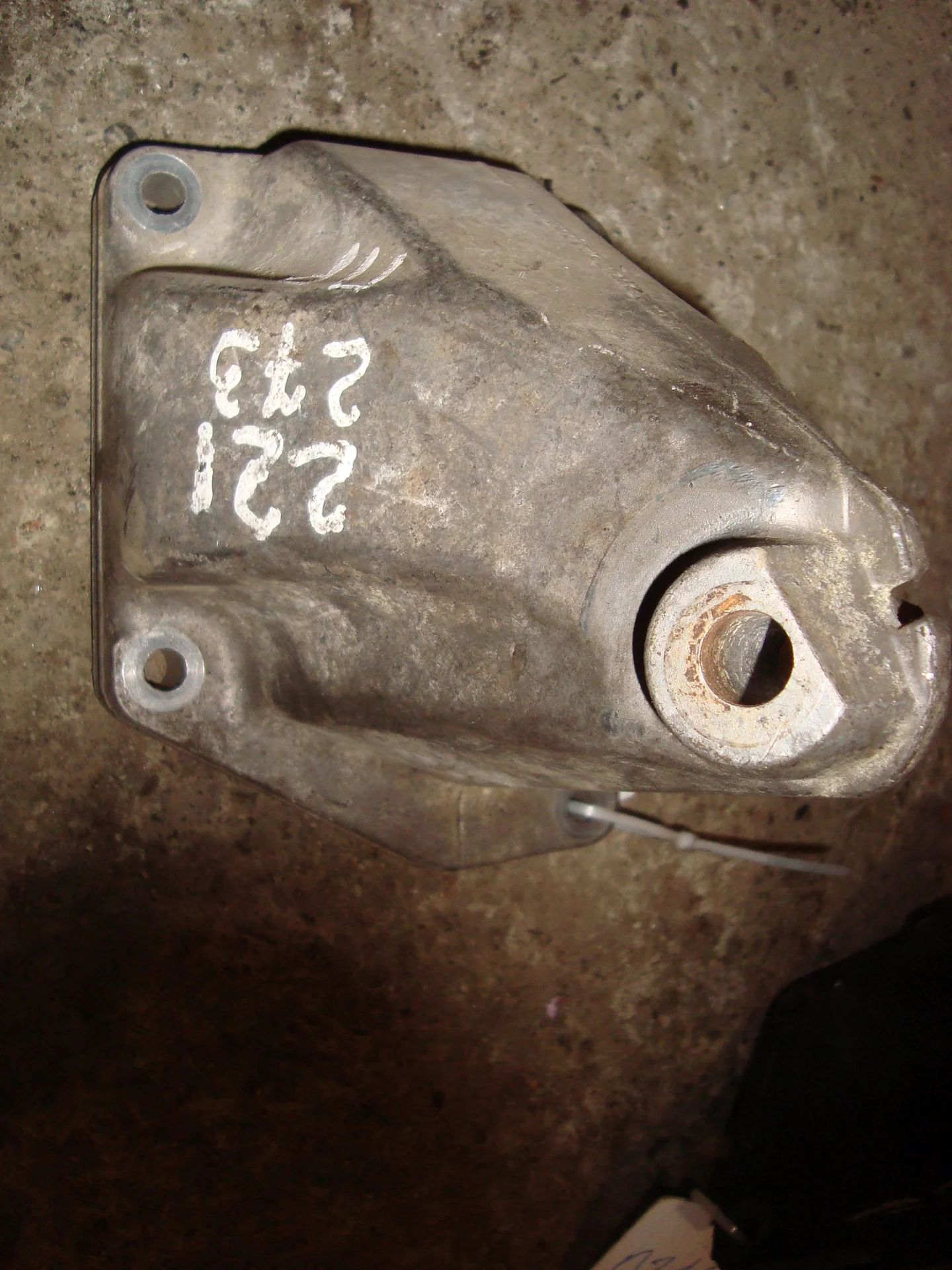 Кронштейн двигателя Mercedes-Benz W221 273 A2732230404 - изображение 1