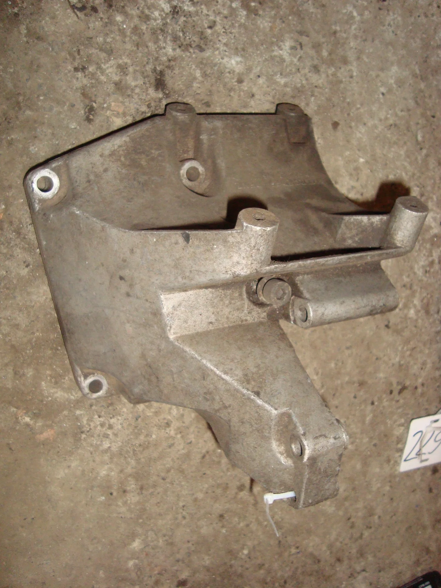 Кронштейн компрессора кондиционера Mercedes-Benz W124 A1264660641 - изображение 1
