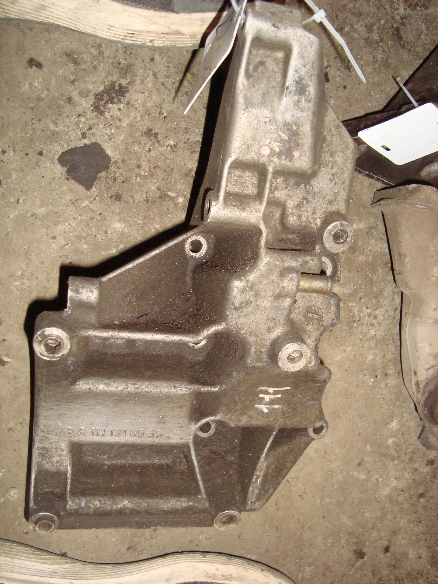 Кронштейн генератора Mercedes-Benz W124 111 A1111310535 - миниатюра 2