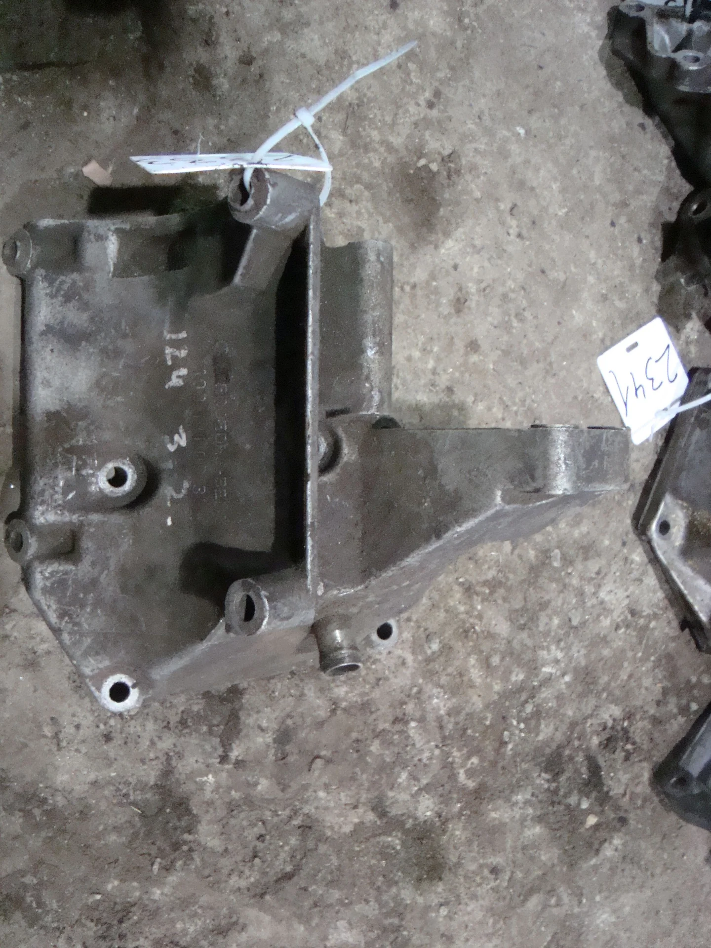Кронштейн компрессора кондиционера Mercedes-Benz W124 A1031310935 - изображение 1