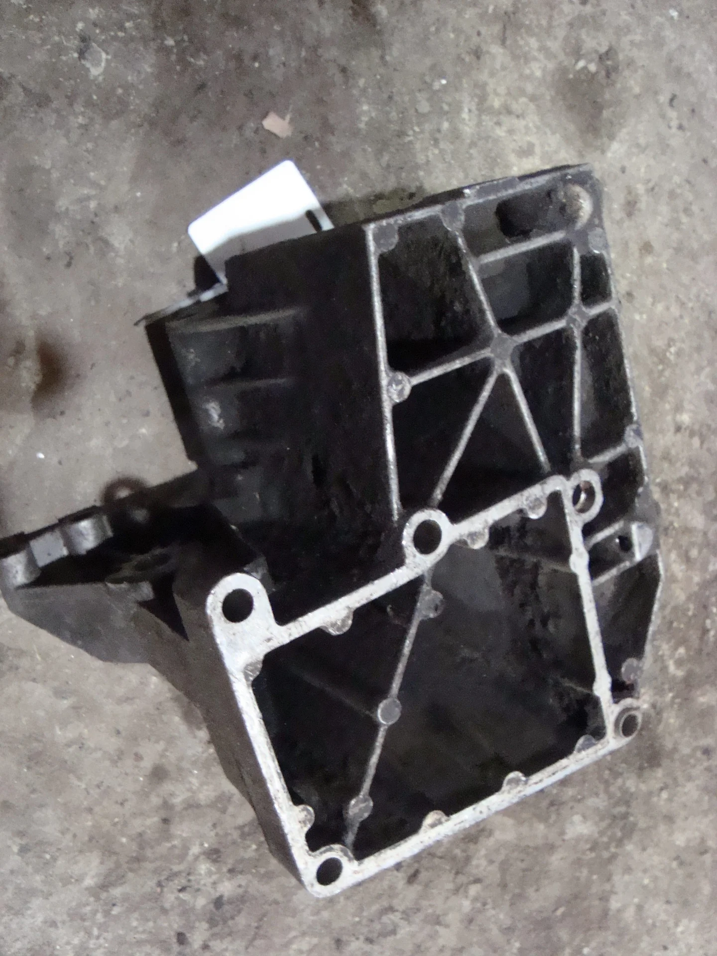Кронштейн компрессора кондиционера Mercedes-Benz W124 A1031310935 - миниатюра 2