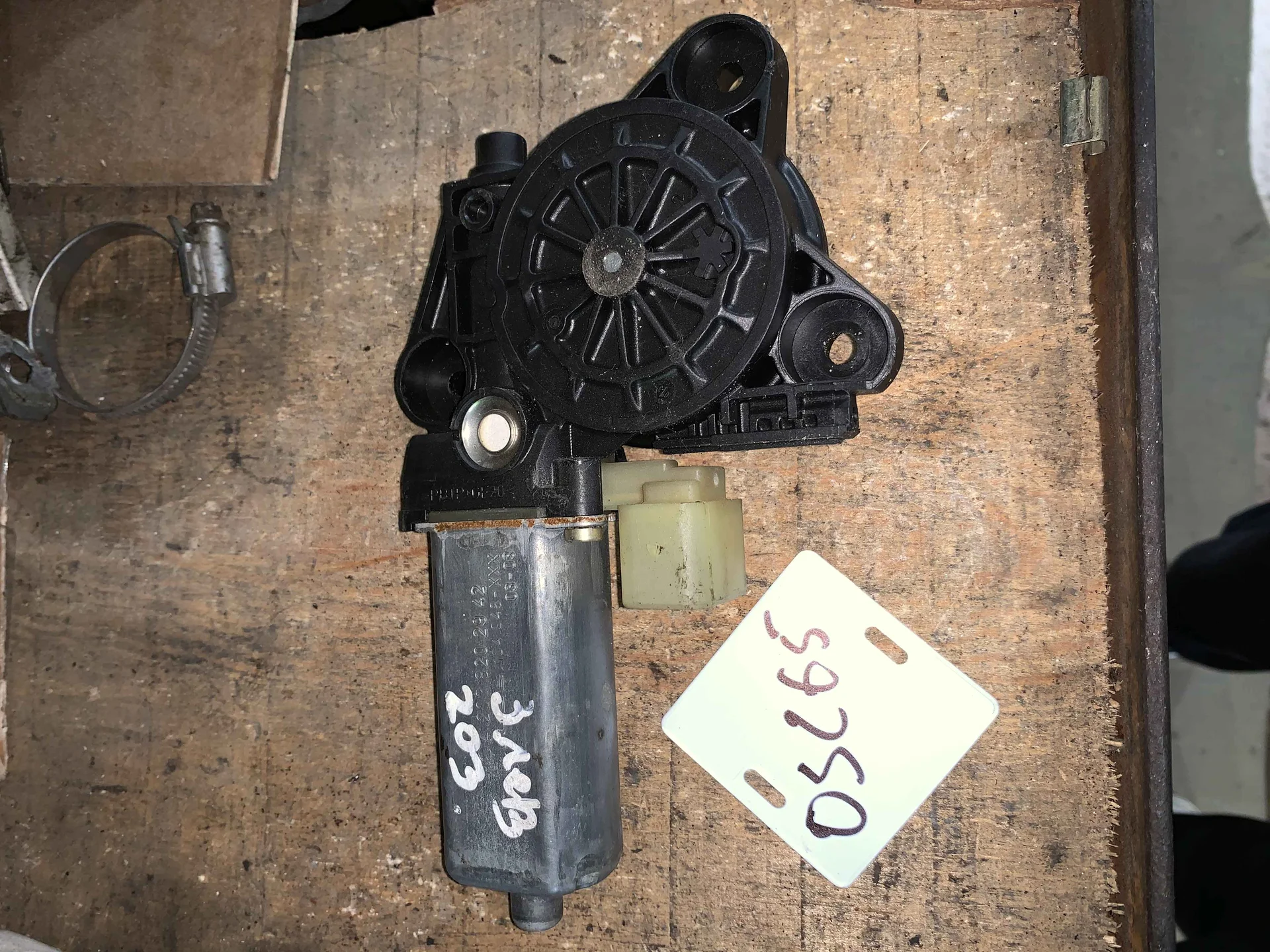 Моторчик заднего левого стеклоподъемника Mercedes-Benz W203 A2038202942 - изображение 1