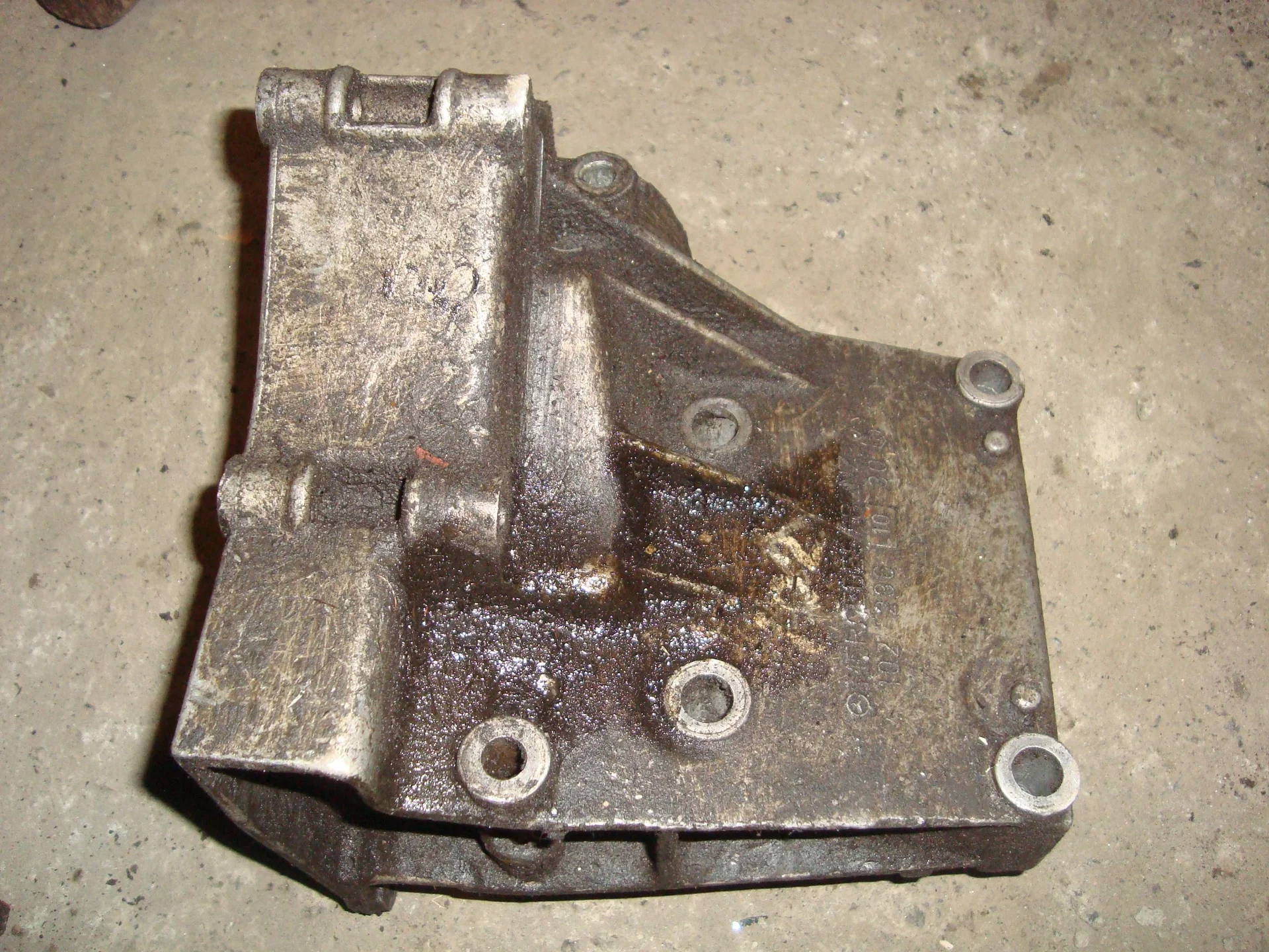 Кронштейн насоса гидроусилителя Mercedes-Benz W124 102 A1022361030 - миниатюра 2