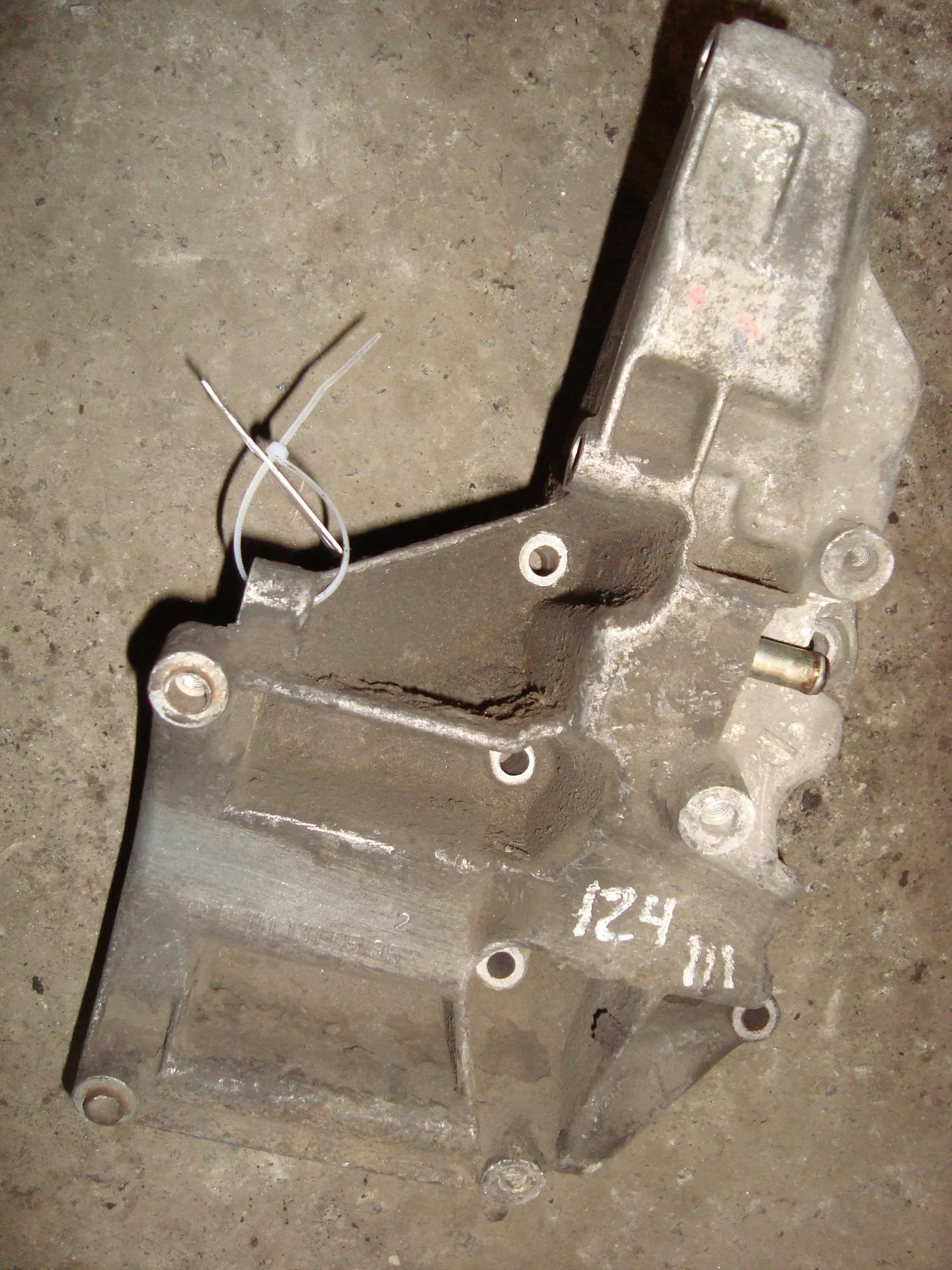 Кронштейн генератора Mercedes-Benz W124 111 A1111310535 - изображение 1