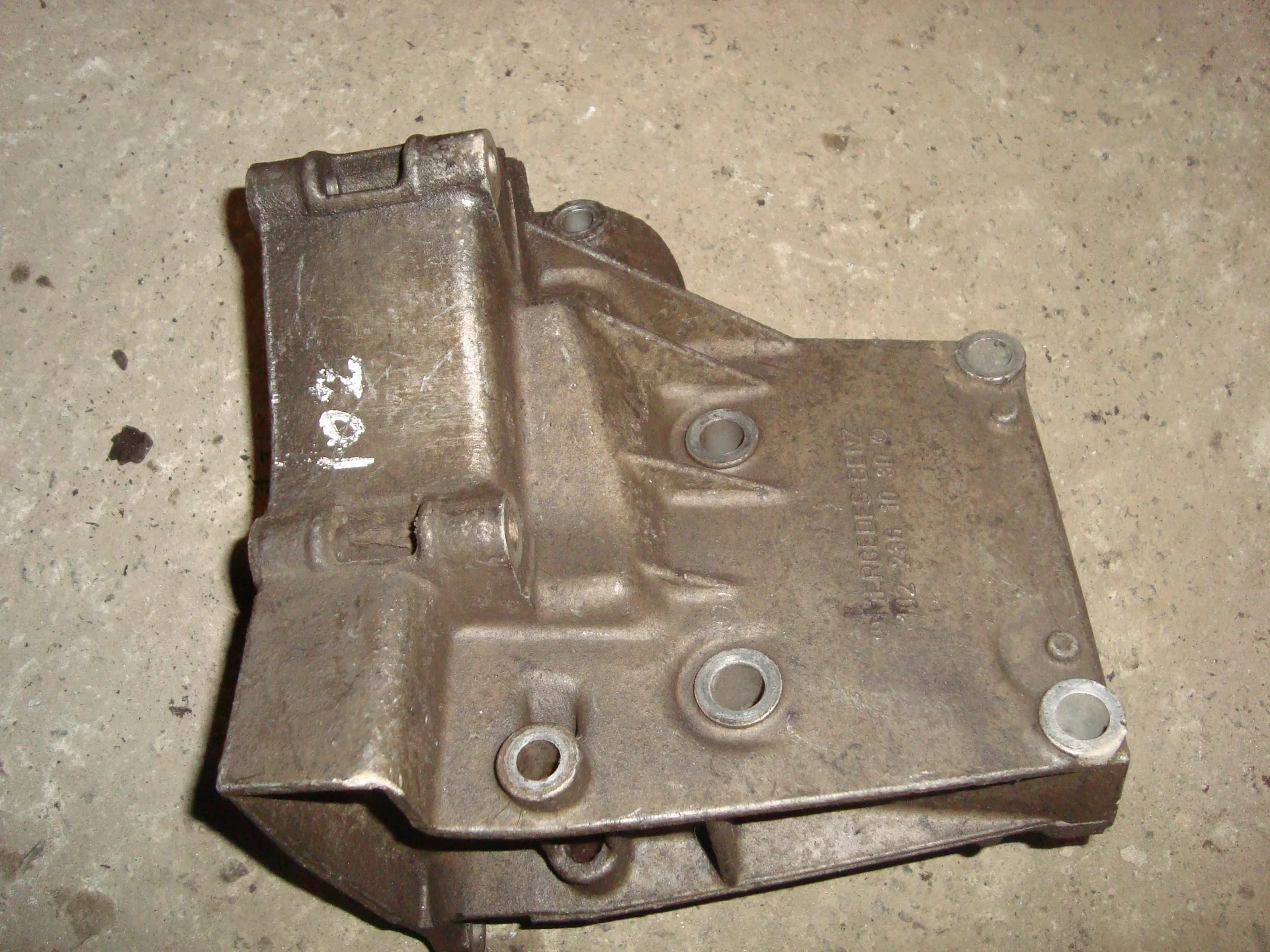 Кронштейн насоса гидроусилителя Mercedes-Benz W124 102 A1022361030 - миниатюра 2