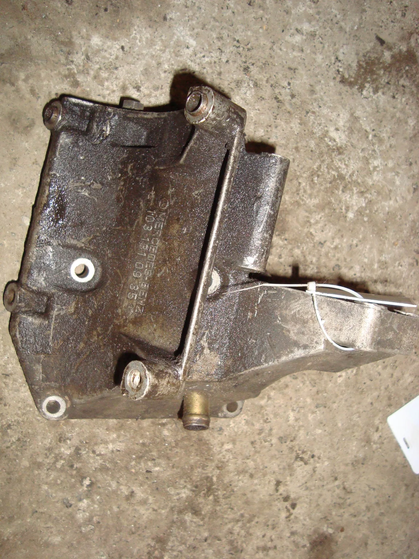 Кронштейн насоса гидроусилителя Mercedes-Benz W124 A1031310935 - изображение 1