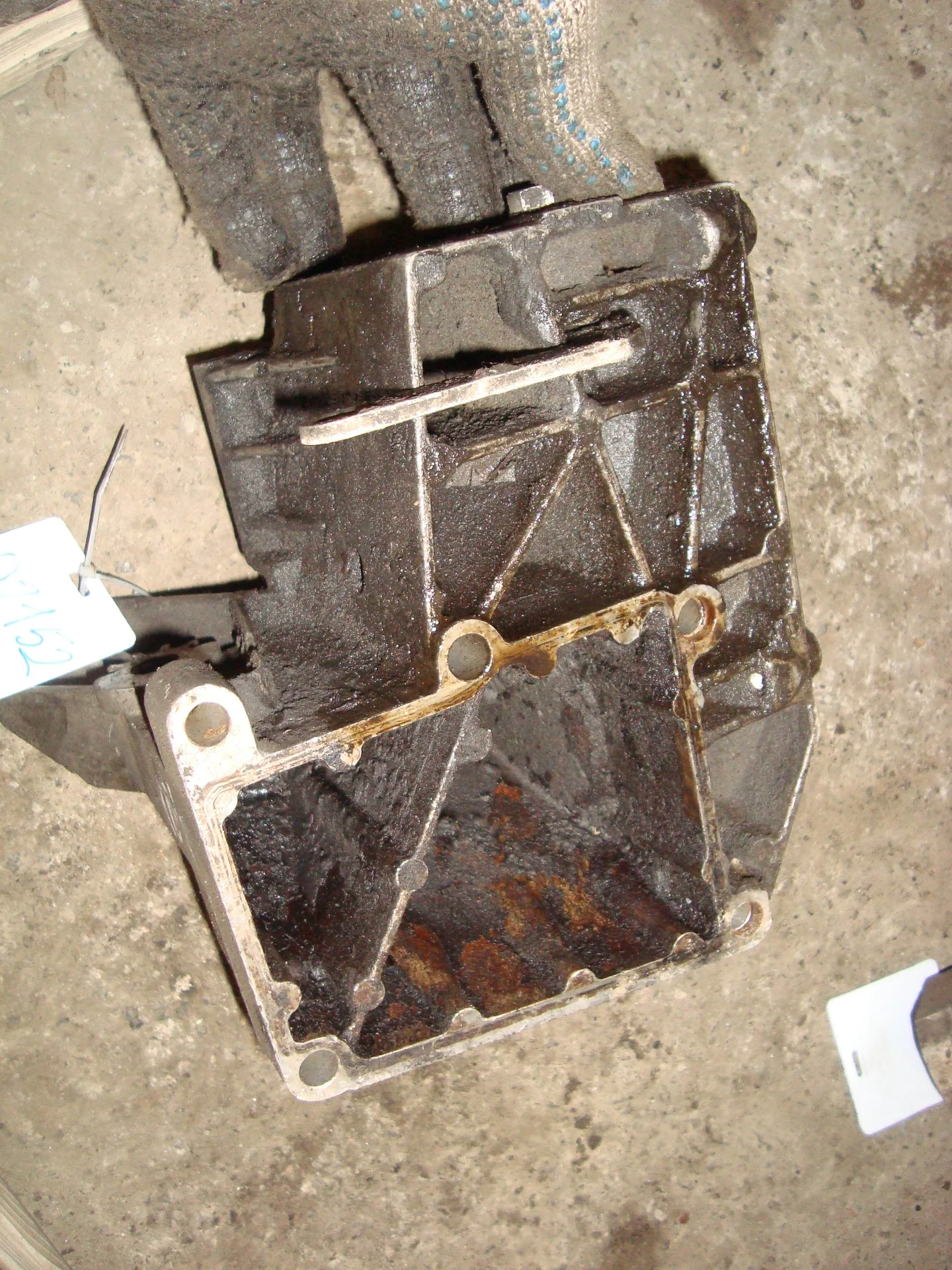 Кронштейн насоса гидроусилителя Mercedes-Benz W124 A1031310935 - миниатюра 2