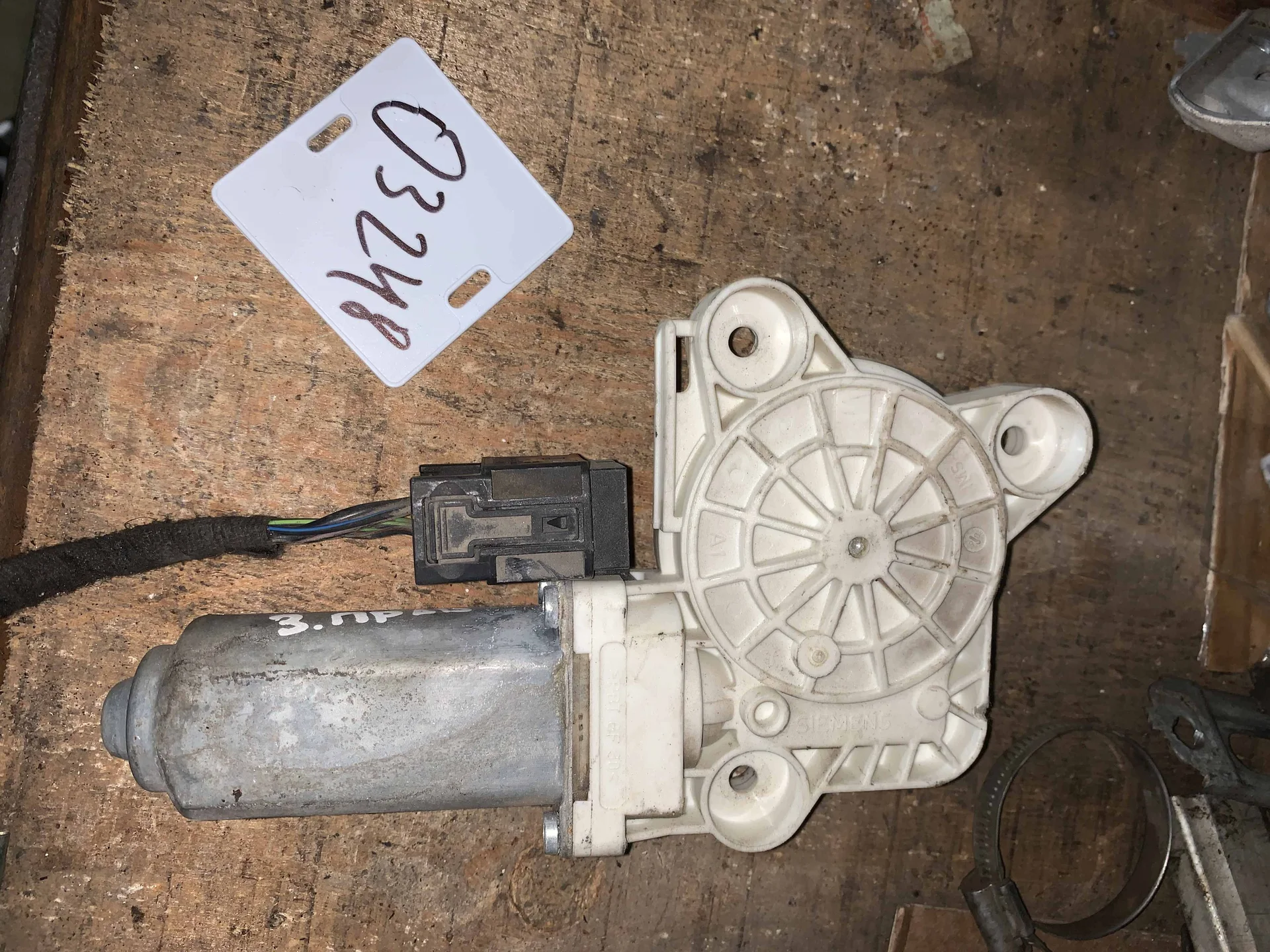 Моторчик заднего правого стеклоподъемника Mercedes-Benz W211  A2118202442 - миниатюра 2
