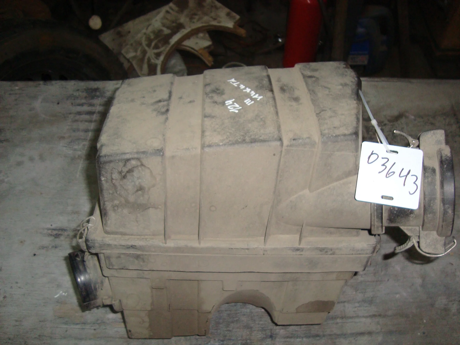 Корпус воздушного фильтра Mercedes-Benz W124 111 A1110940004 - изображение 1