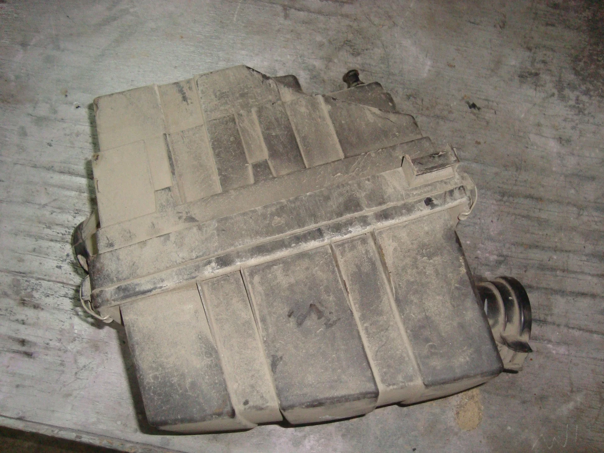 Корпус воздушного фильтра Mercedes-Benz W124 111 A1110940004 - миниатюра 2