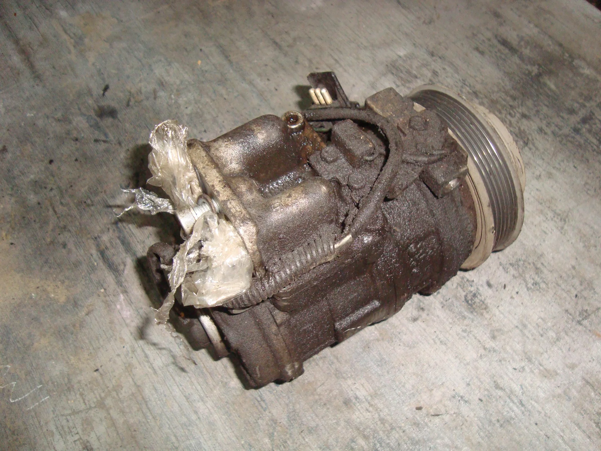 Компрессор кондиционера Mercedes-Benz W124 111 A0002340211 - миниатюра 2