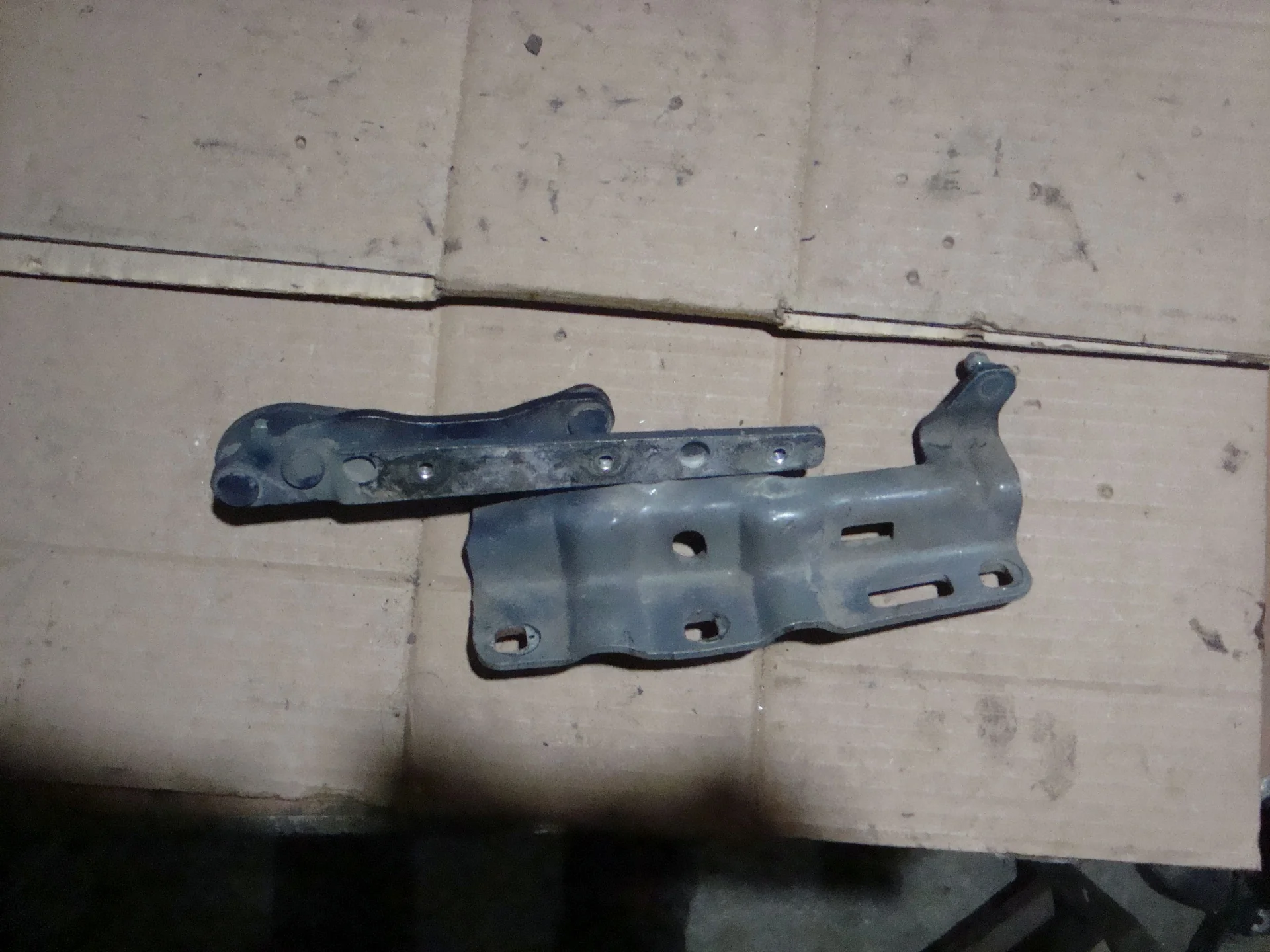 Петля капота правая Mercedes-Benz W203 А2038800428 - миниатюра 2